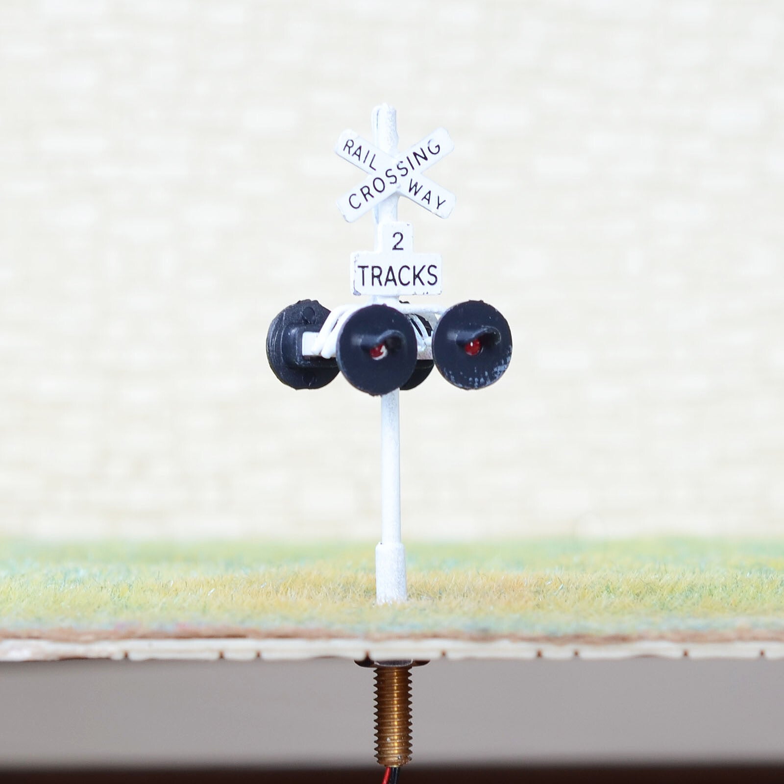 2 x HO scale railroad grade crossing signals + 1 circuit board flasher #WH420X