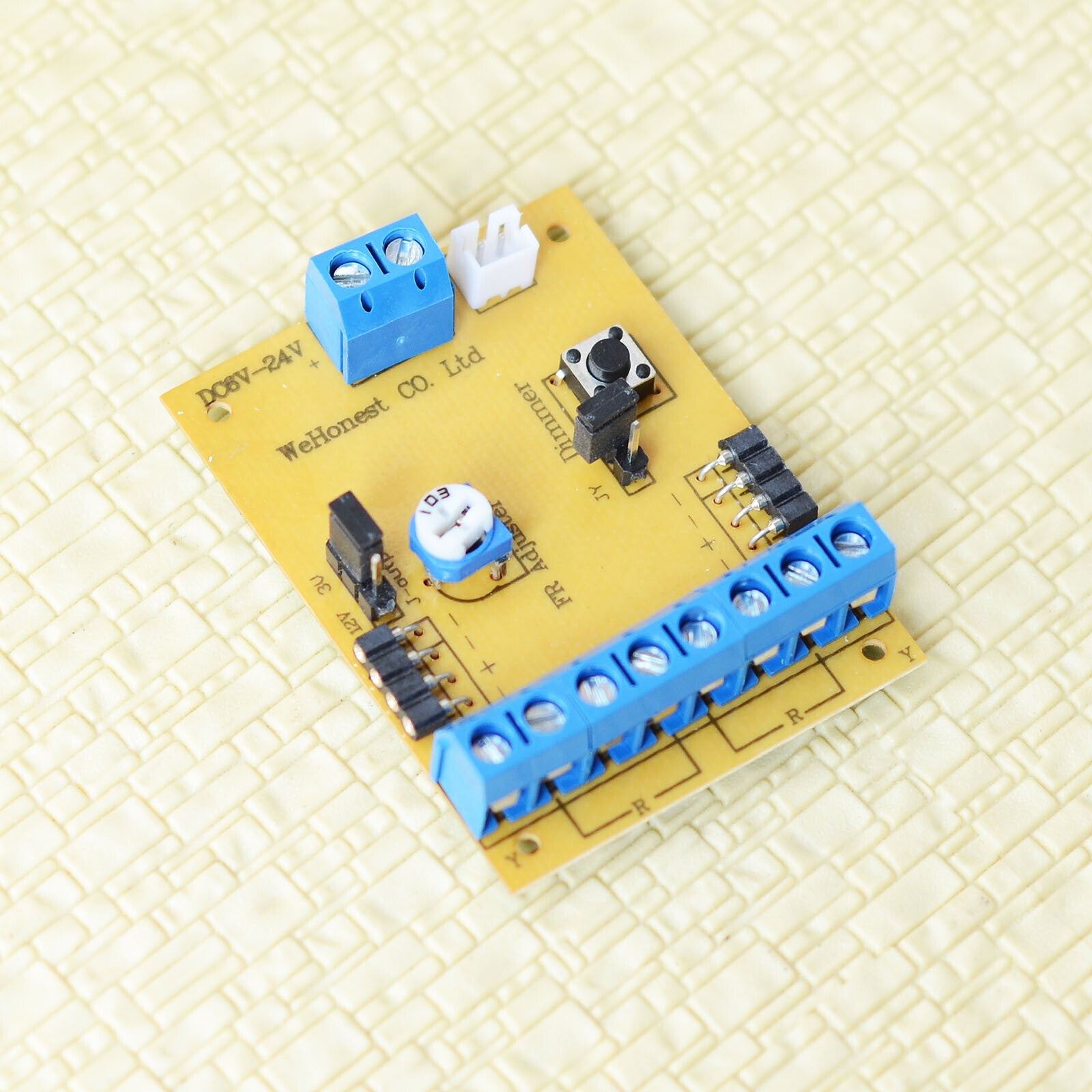 2 x HO scale railway grade crossing signal 3 track + 1 circuit board flasher 3W2