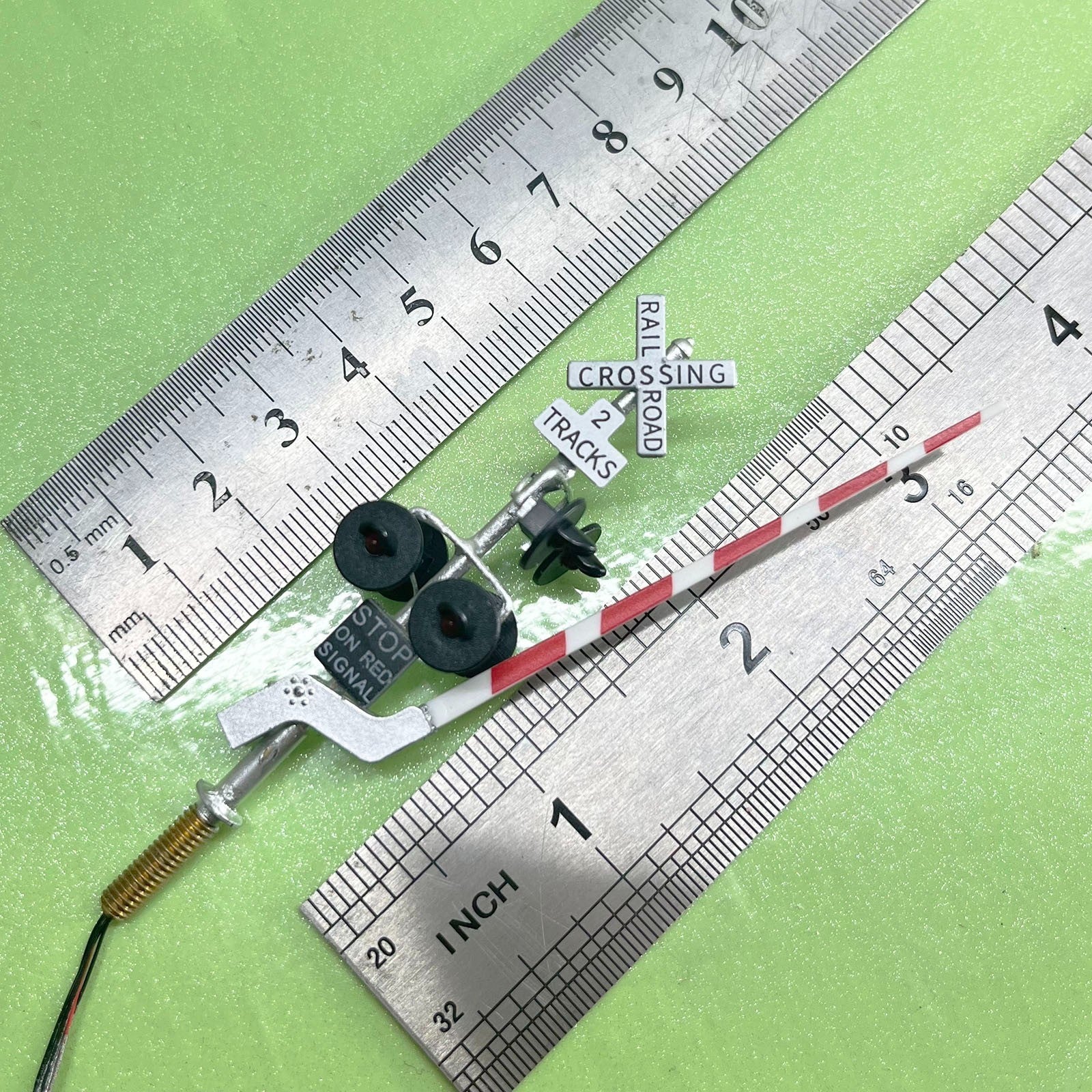 2 x HO scale railroad grade crossing signal gate with side assistant signal #CSG