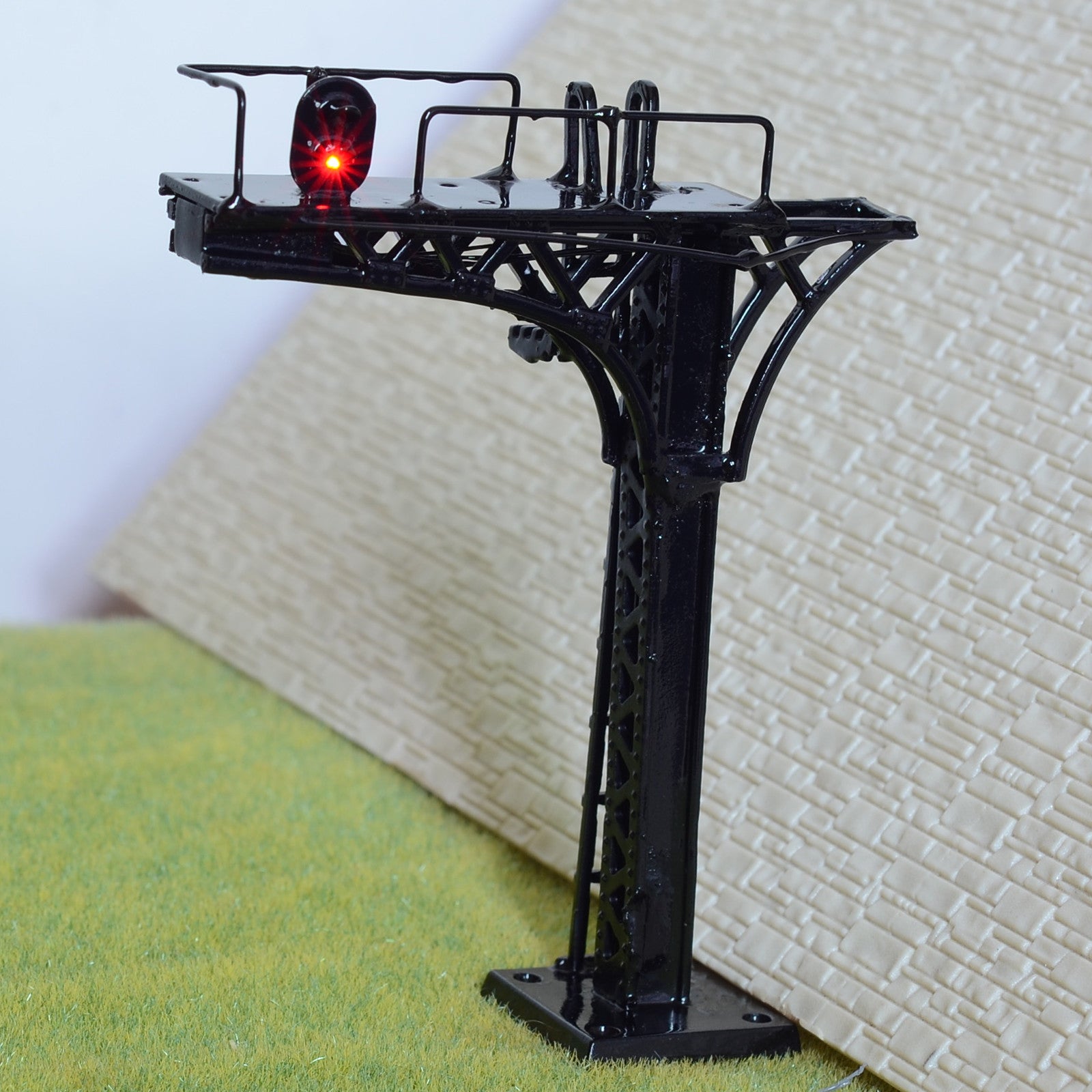 1 x HO / OO black Cantilever Signal Bridge LED 2 aspects single Track right side