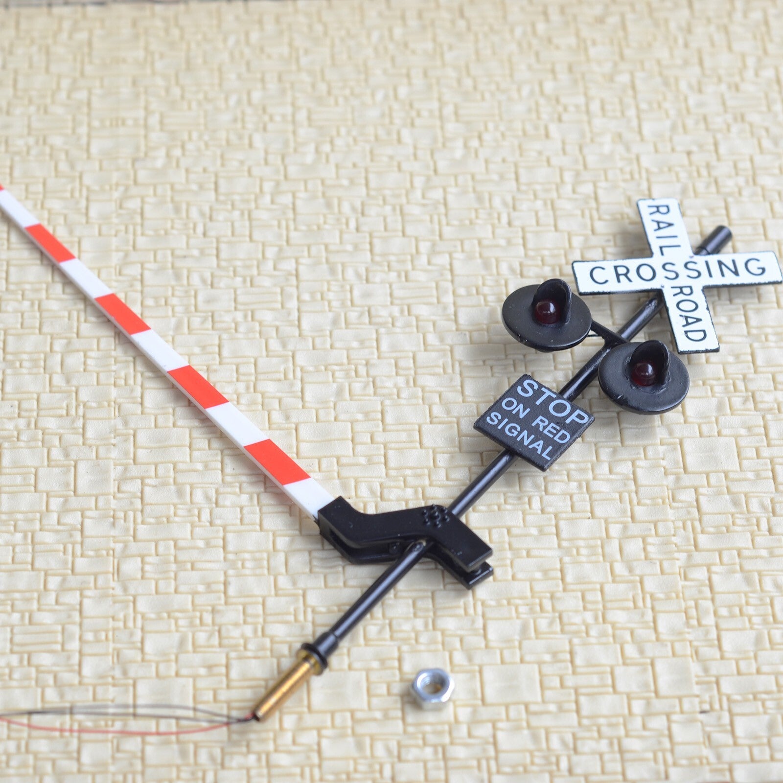 2 x O scale railroad grade crossing signal gate stop lever arm + flasher  #48B20