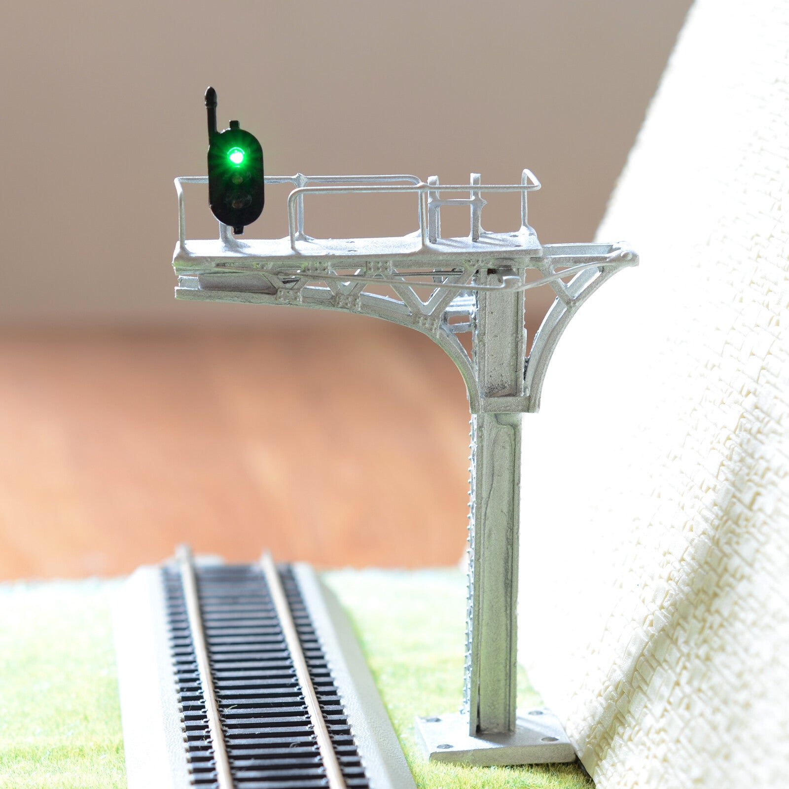 1 x HO / OO silver cantilever signal bridge LED 3 aspect single Track right side