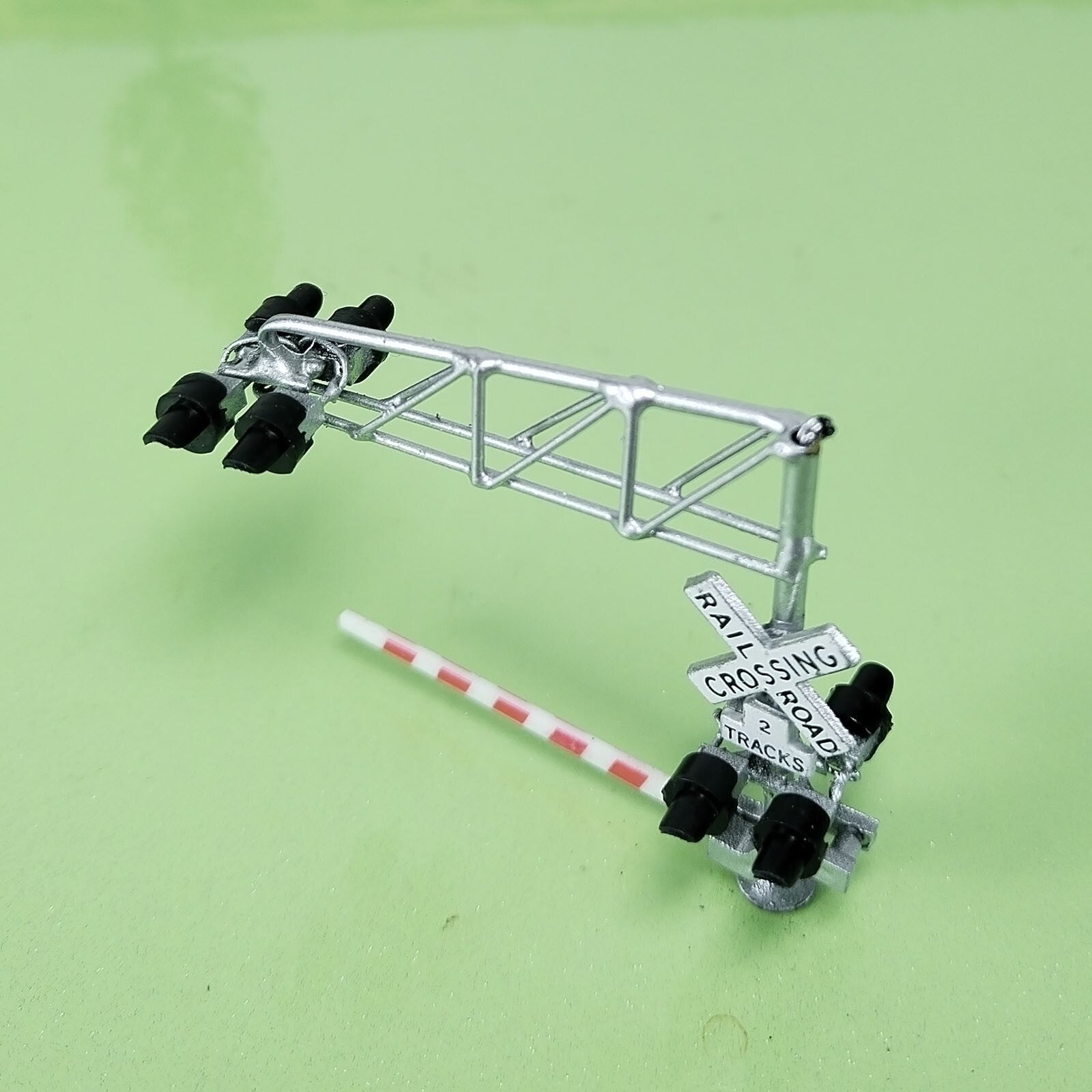 1 x N scale model cantilever grade crossing signal with gate arm barrier #C160G
