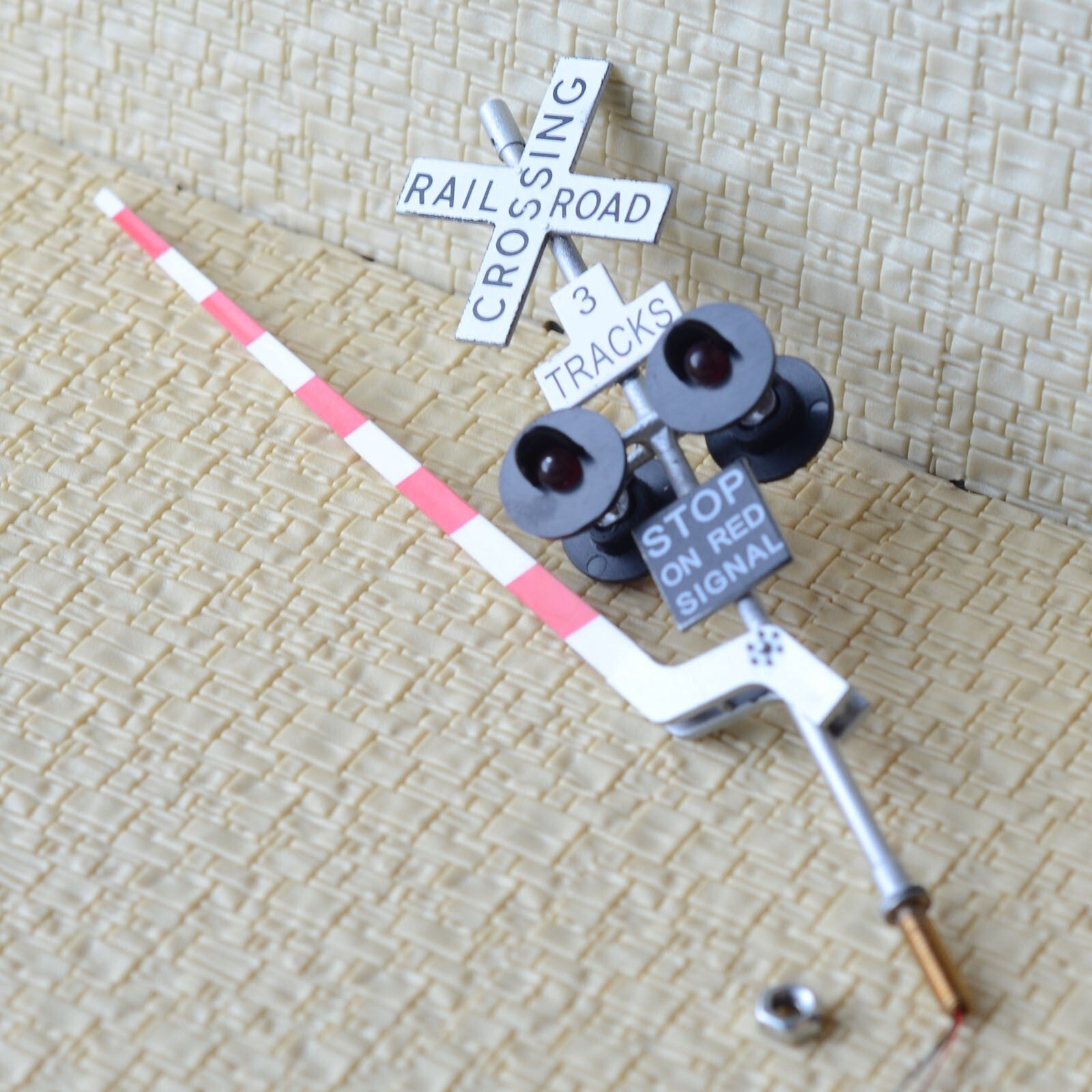 2 x O scale railroad crossing signal gate stop lever 3 tracks + flasher  #48S43G