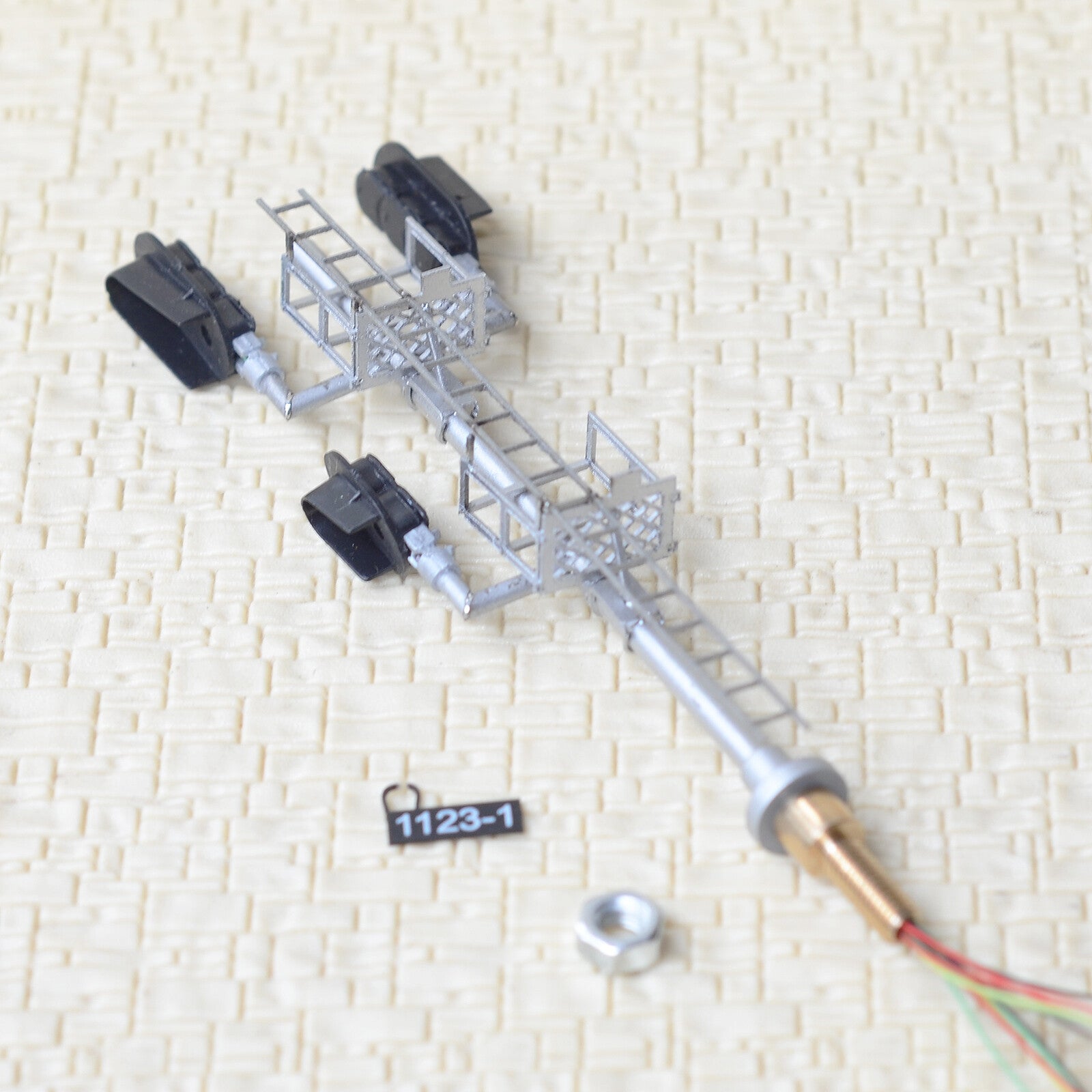 1 x HO scale Bi-Directional 3 / 2 and 3 color Intermediate block signal #F332T