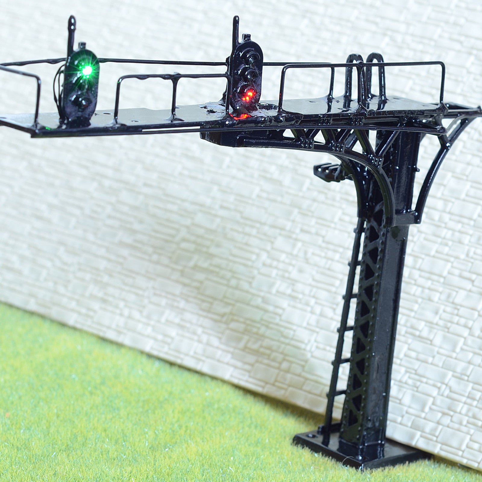 1 x HO /OO black cantilever signal bridge LED 3 aspects double Tracks right side