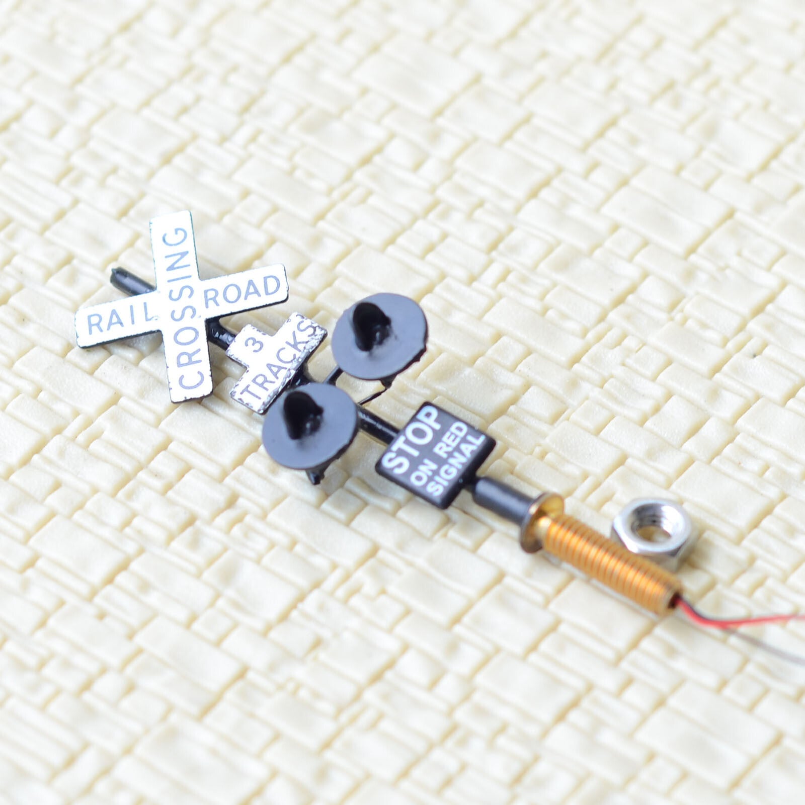 2 x HO scale 3 tracks grade crossing signals + 1 circuit board flasher #3B2
