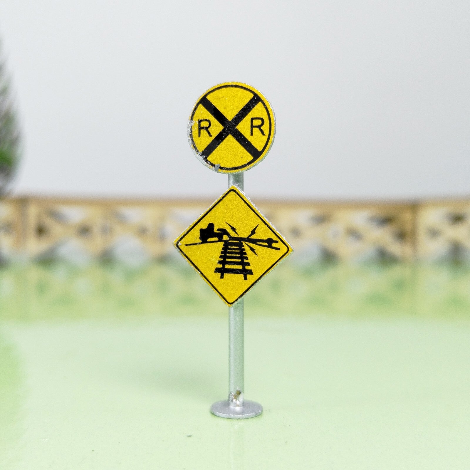 2 x HO scale railroad warning sign RR caution tracks sign trackside traffic #RCT