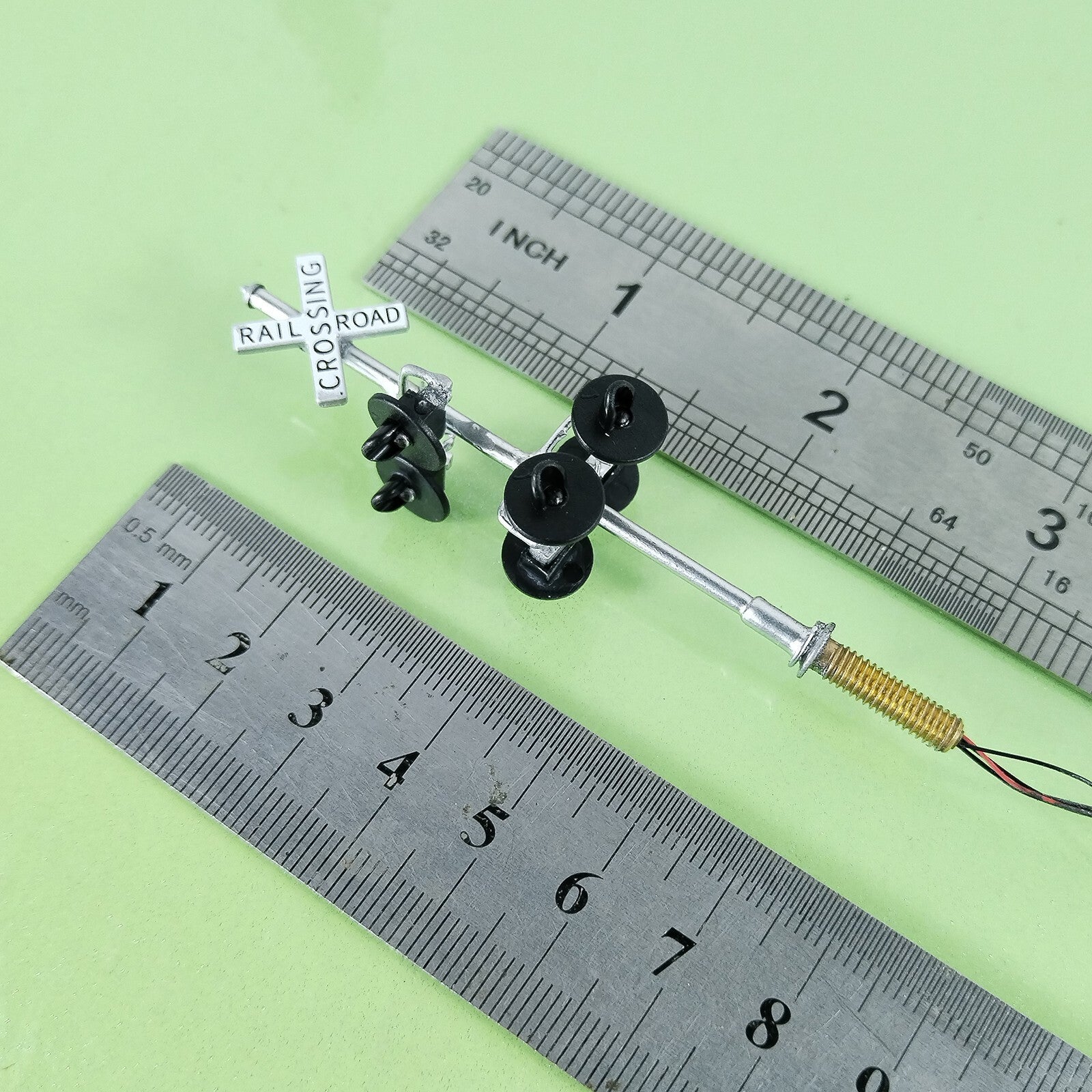 2 x HO scale railroad grade crossing signal with side assistant signal #CWS