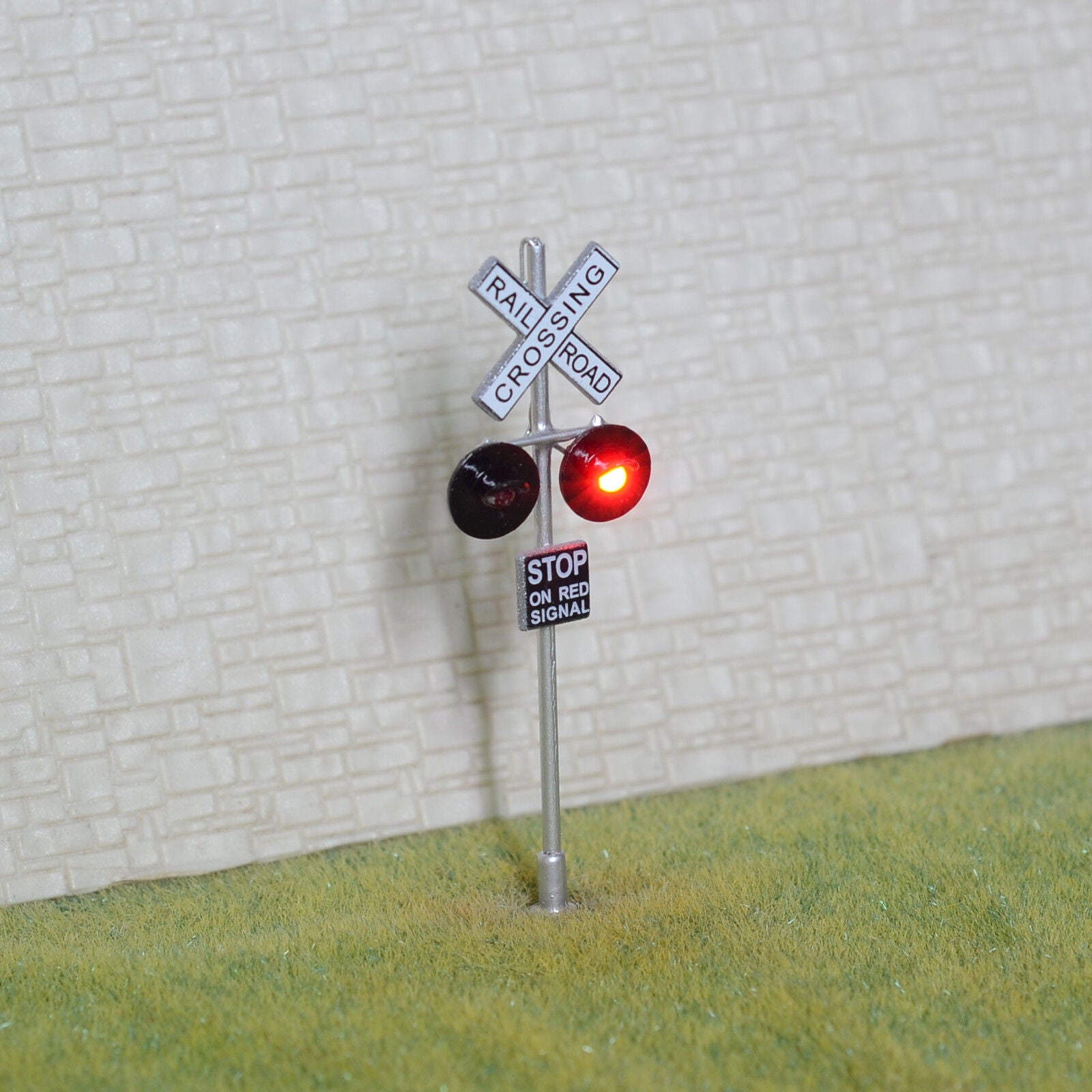 1 x OO / HO Scale railroad crossing signals LED made 2 target faces silver 