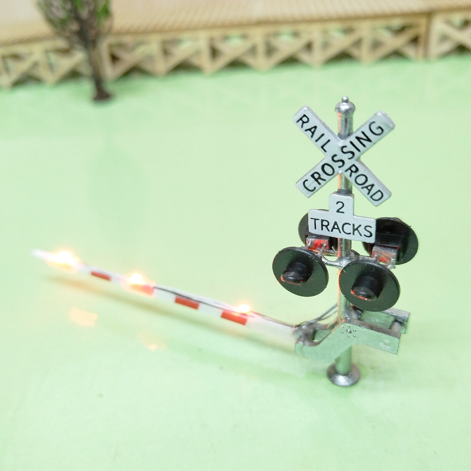 2 x HO scale railroad grade crossing signal gate light on barrier 2 tracks #S42G