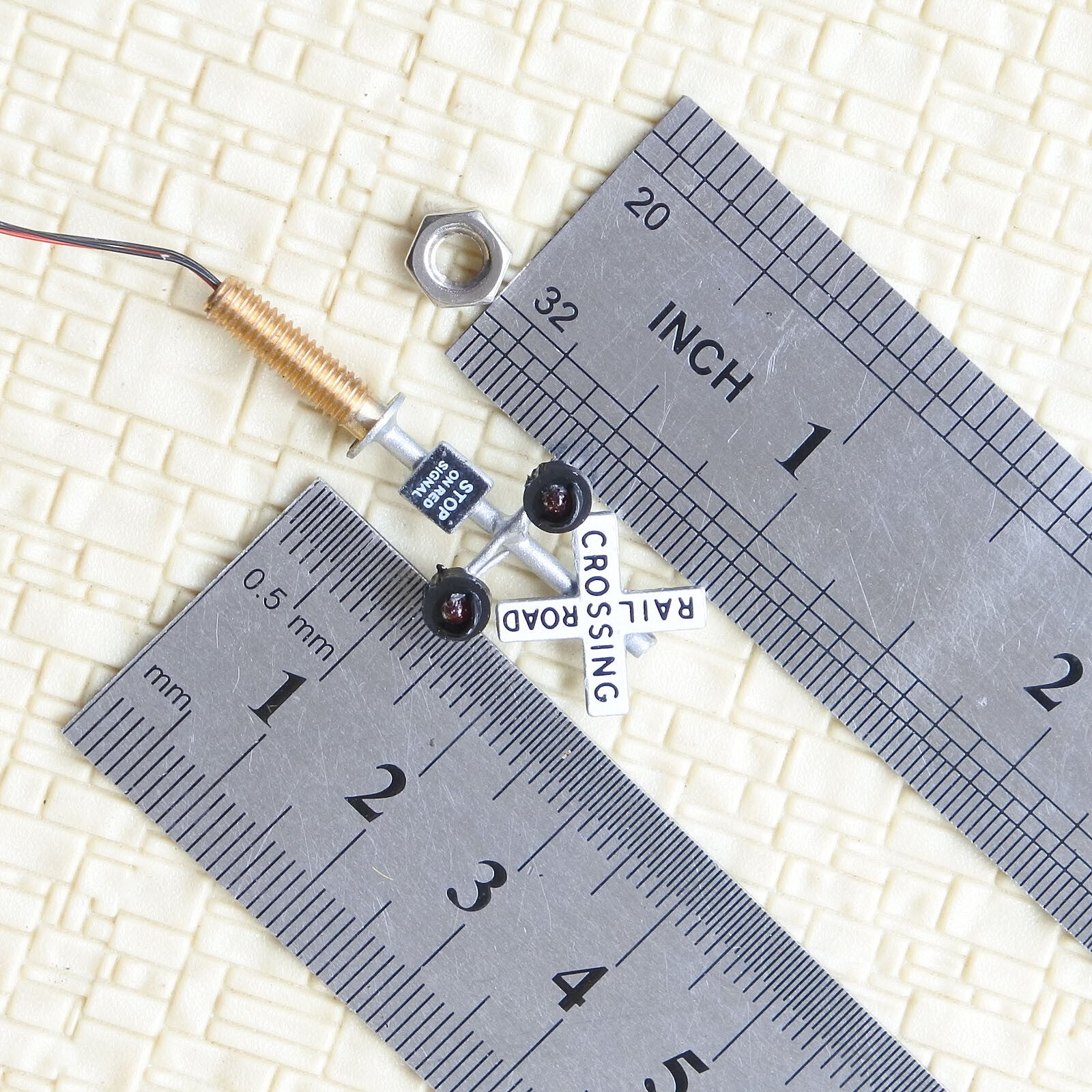 2 x N scale model railroad grade crossing signals LED silver + flasher board 