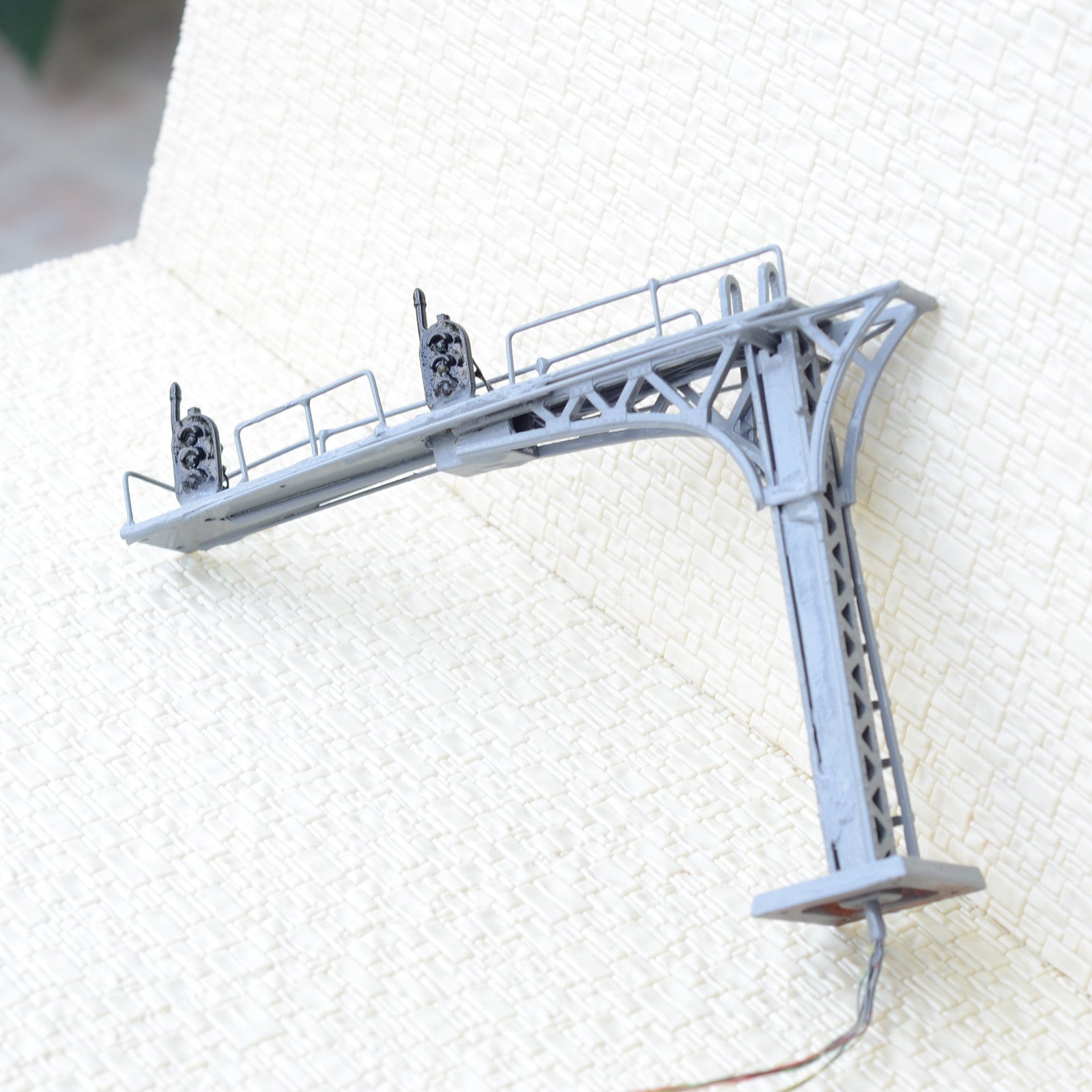 1 x HO / OO gray cantilever signal bridge LED 2 aspects double Tracks right side