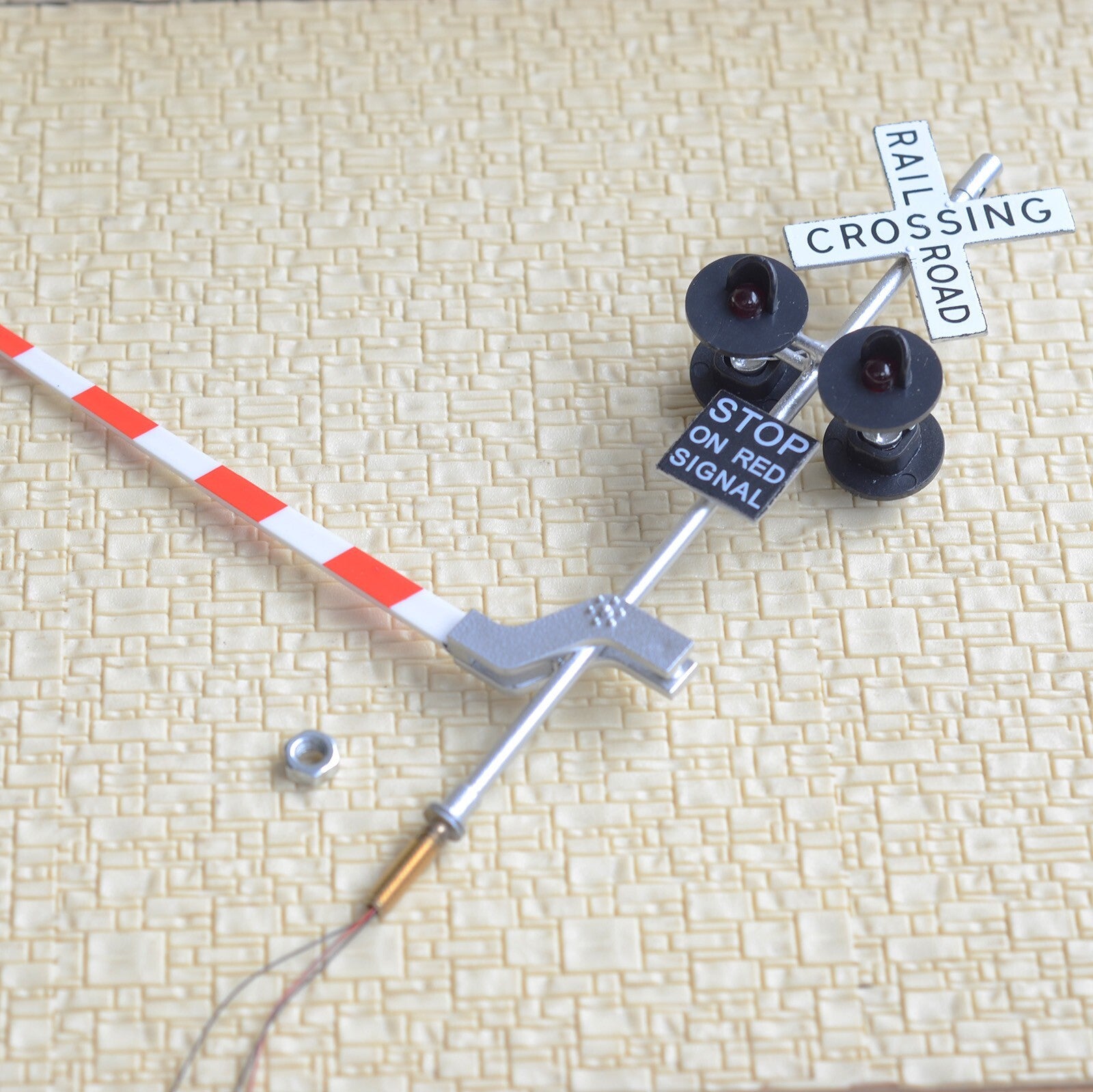 2 x O scale railroad grade crossing signal arm gate stop lever + flasher  #48S40