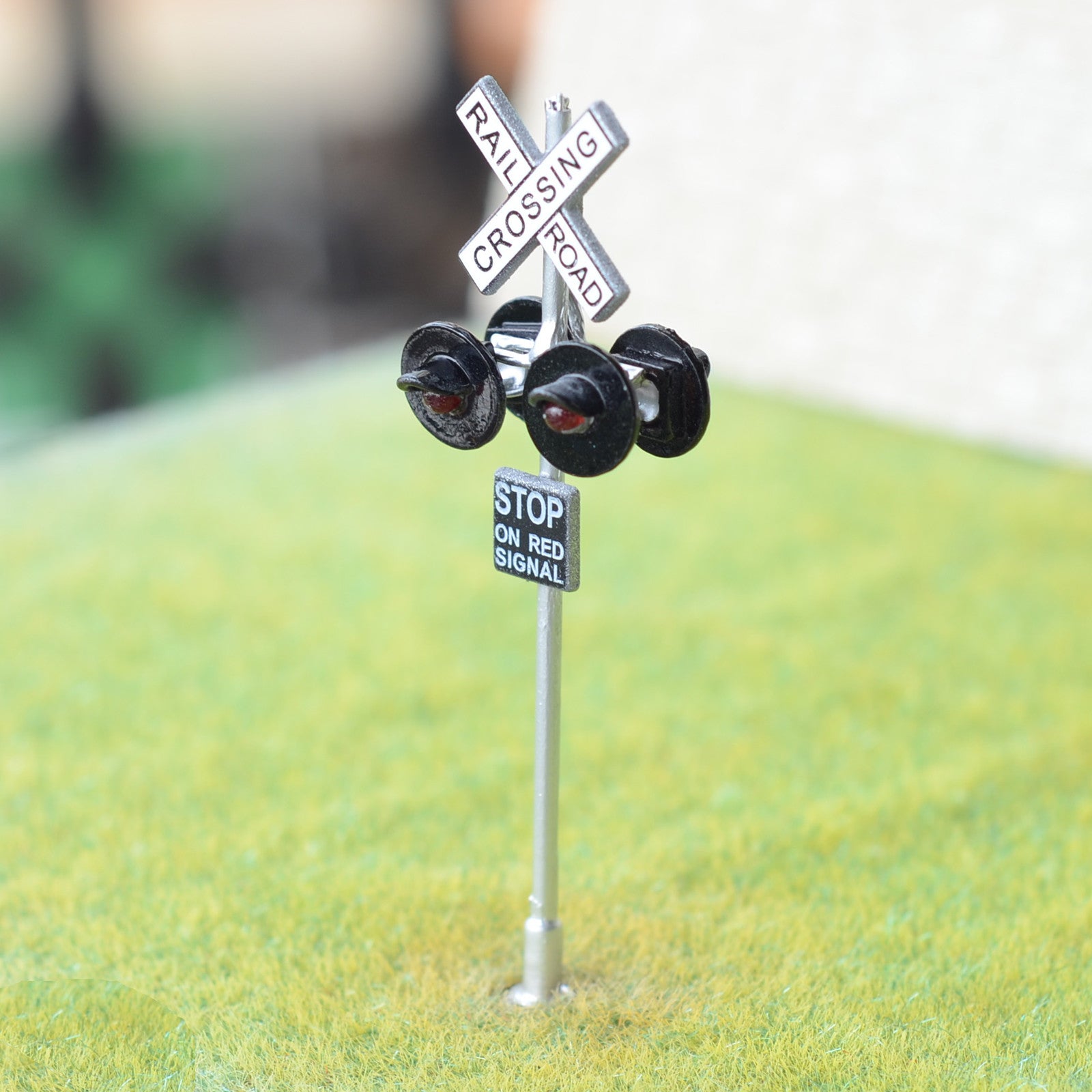 2 x OO / HO Scale Railroad Crossing Signals 4 LEDs + Circuit board flasher #SL4