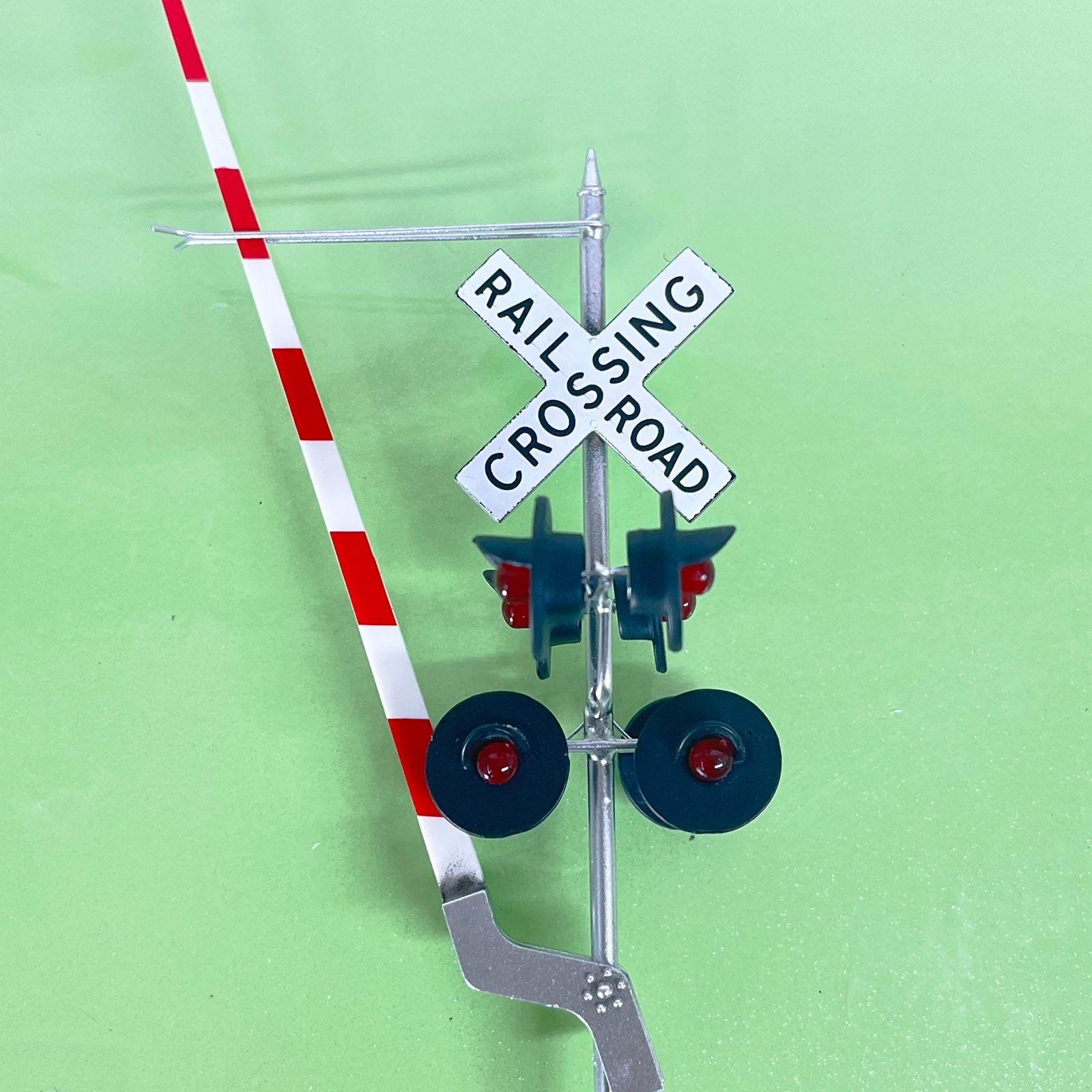 2 x O scale model grade crossing signal with gate arm N assistant lights #CGS48