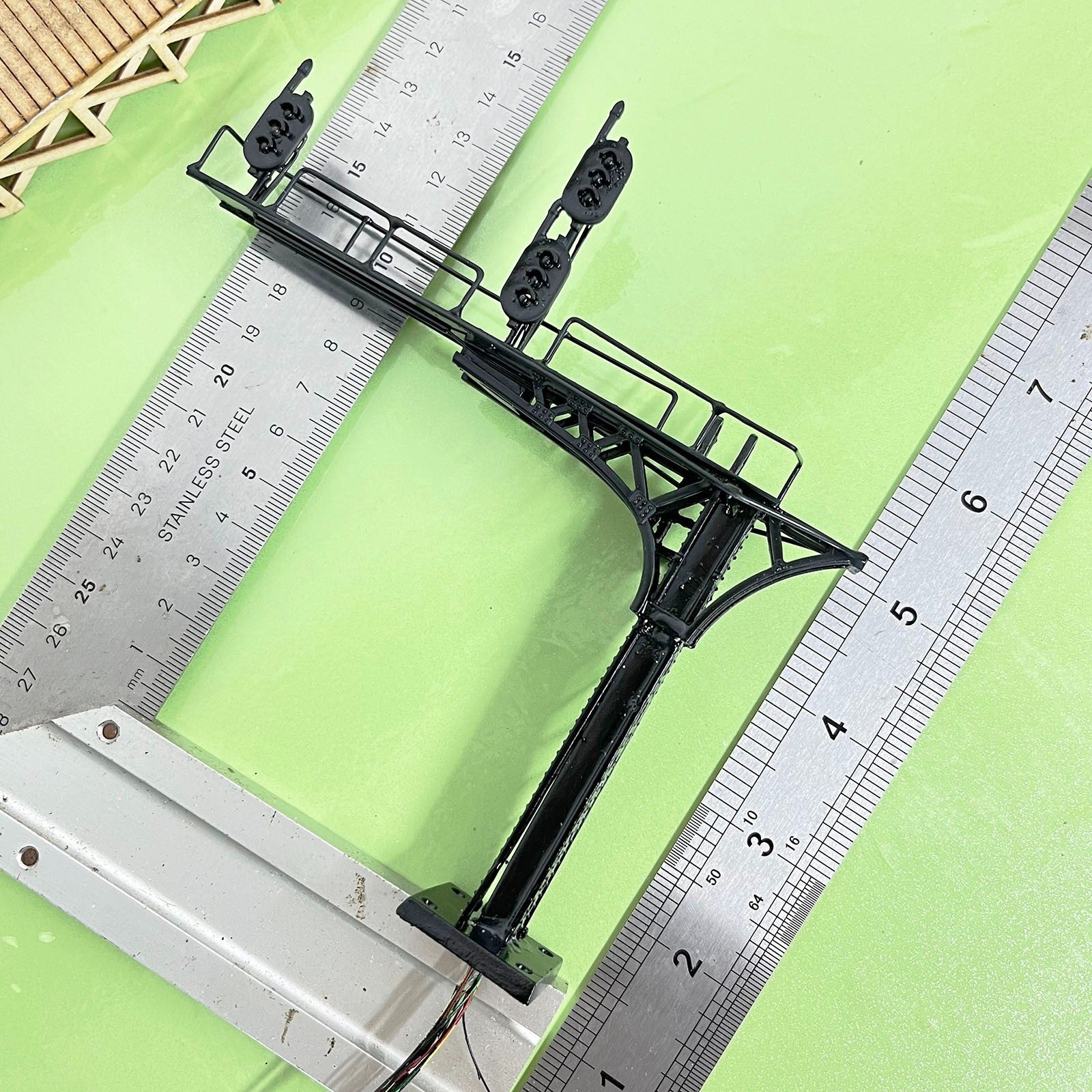 1 x HO scale cantilever block signal bridge 3 targets 3-colors metal #L1R2BL