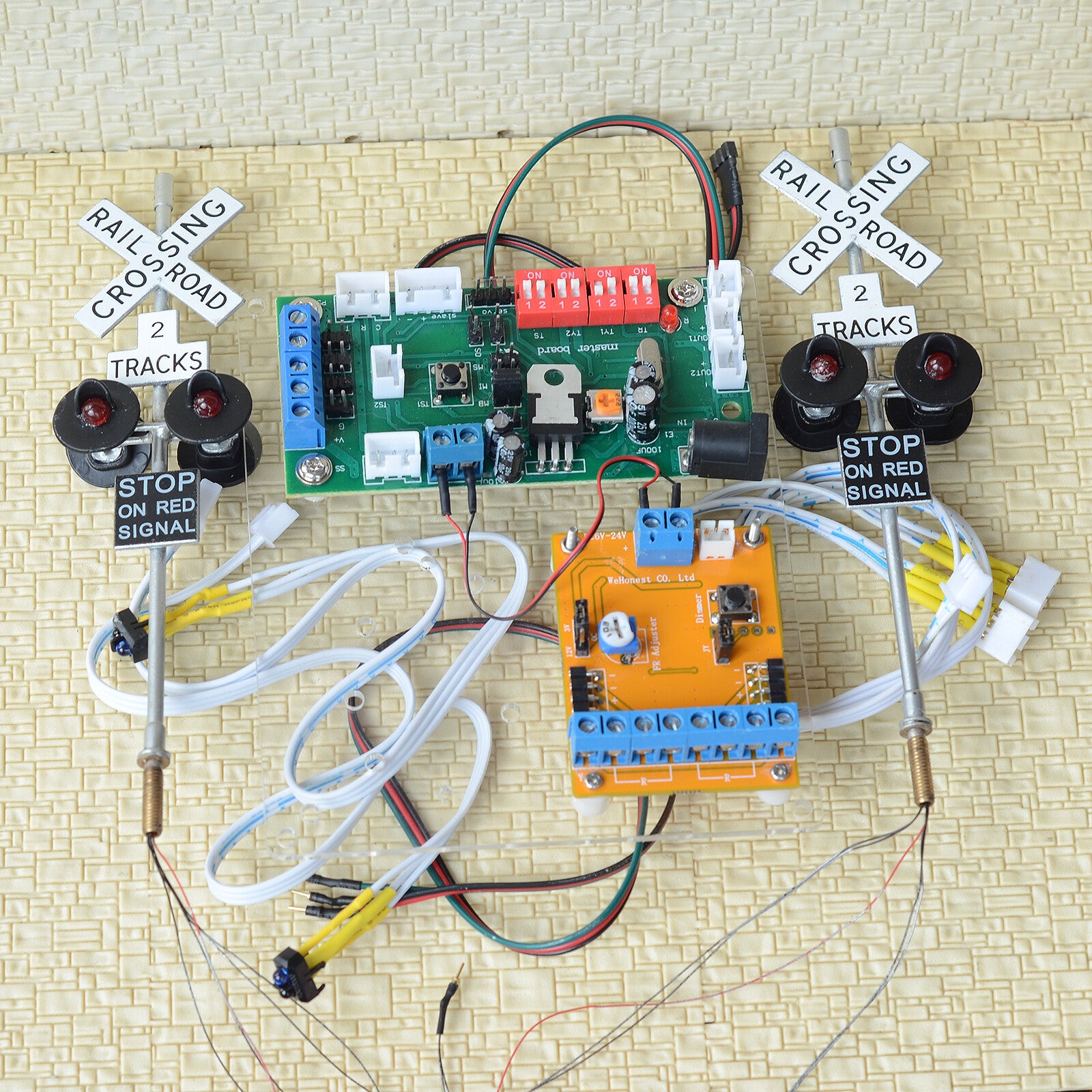 1 set O crossing signals + automatic IR sensors controller by train detector