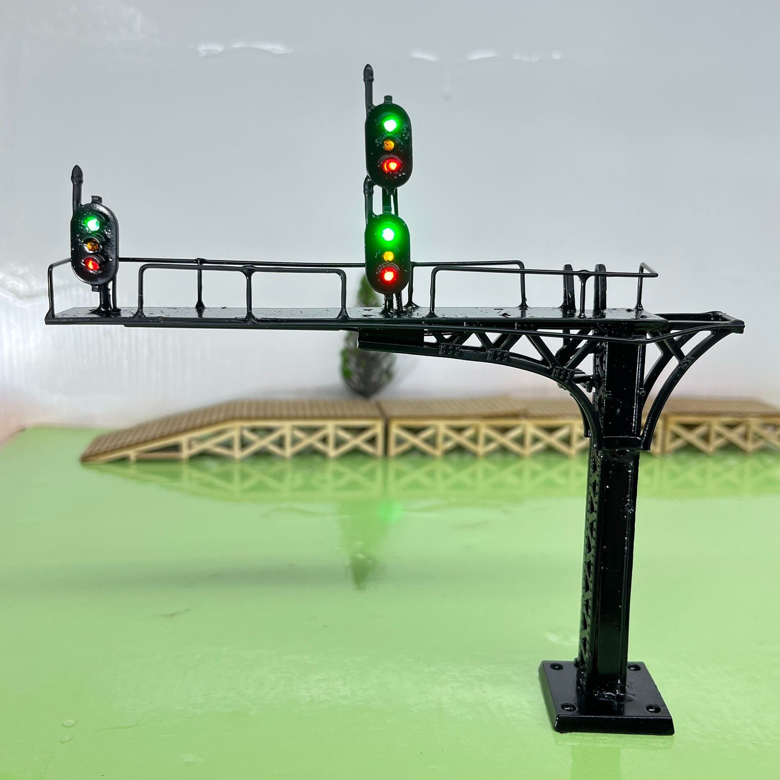 1 x HO scale cantilever block signal bridge 3 targets 3-colors metal #L1R2BL
