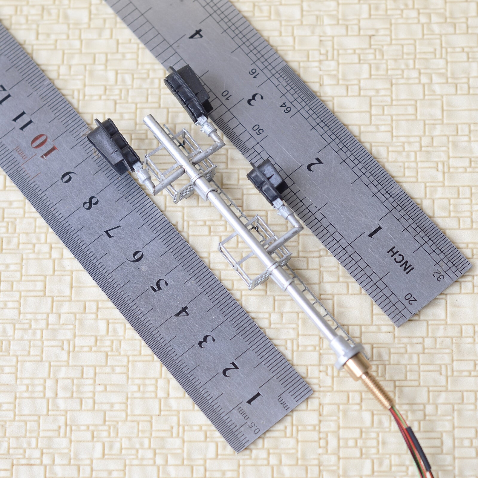 1 x HO scale Bi-Directional 3 / 2 and 3 color Intermediate block signal #F332T
