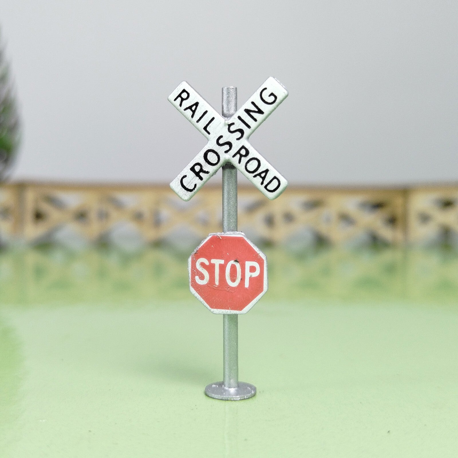 2 x HO scale railroad warning sign stop crossing sign trackside traffic #SC