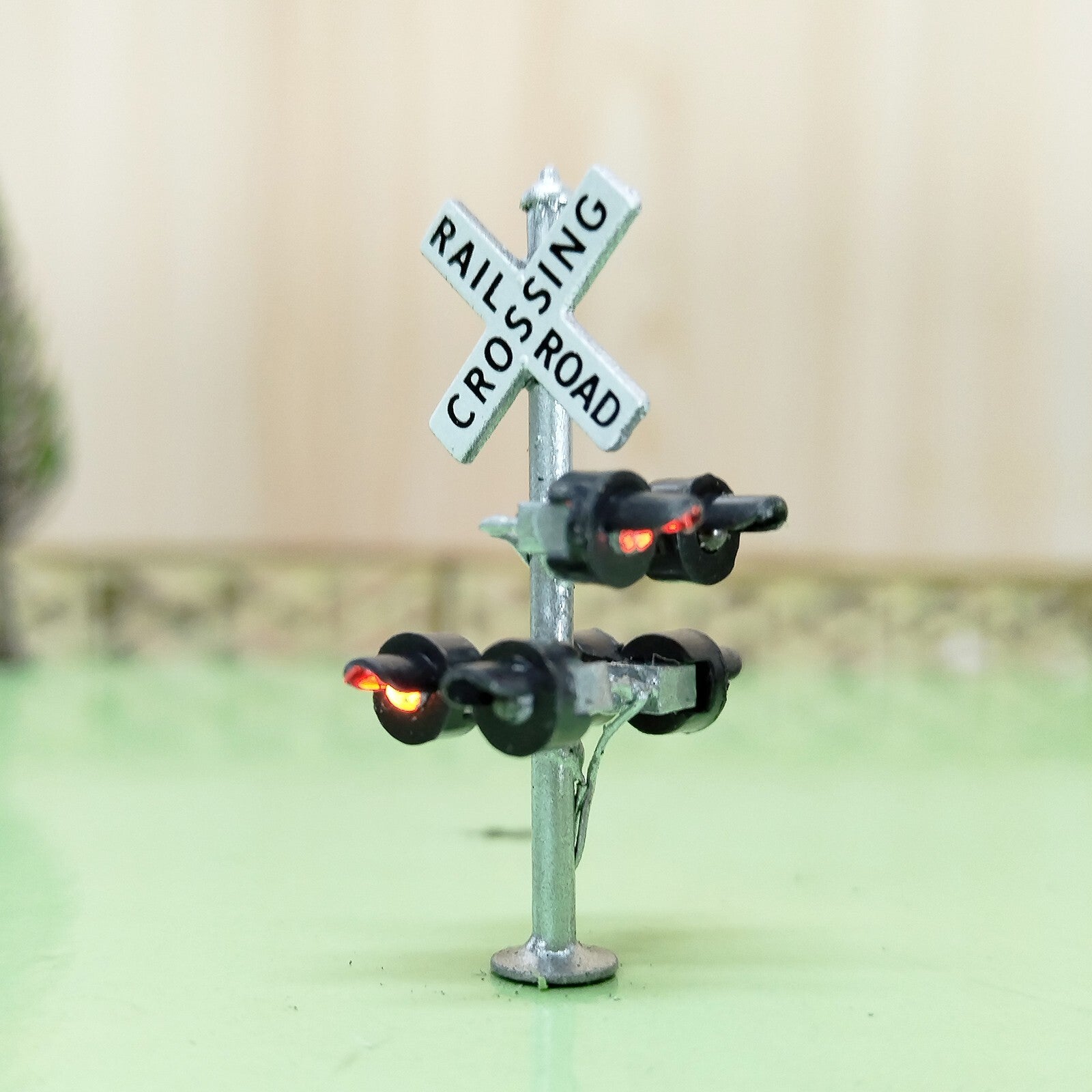 2 x N scale railroad crossing signals lights LED made with side assistant signal