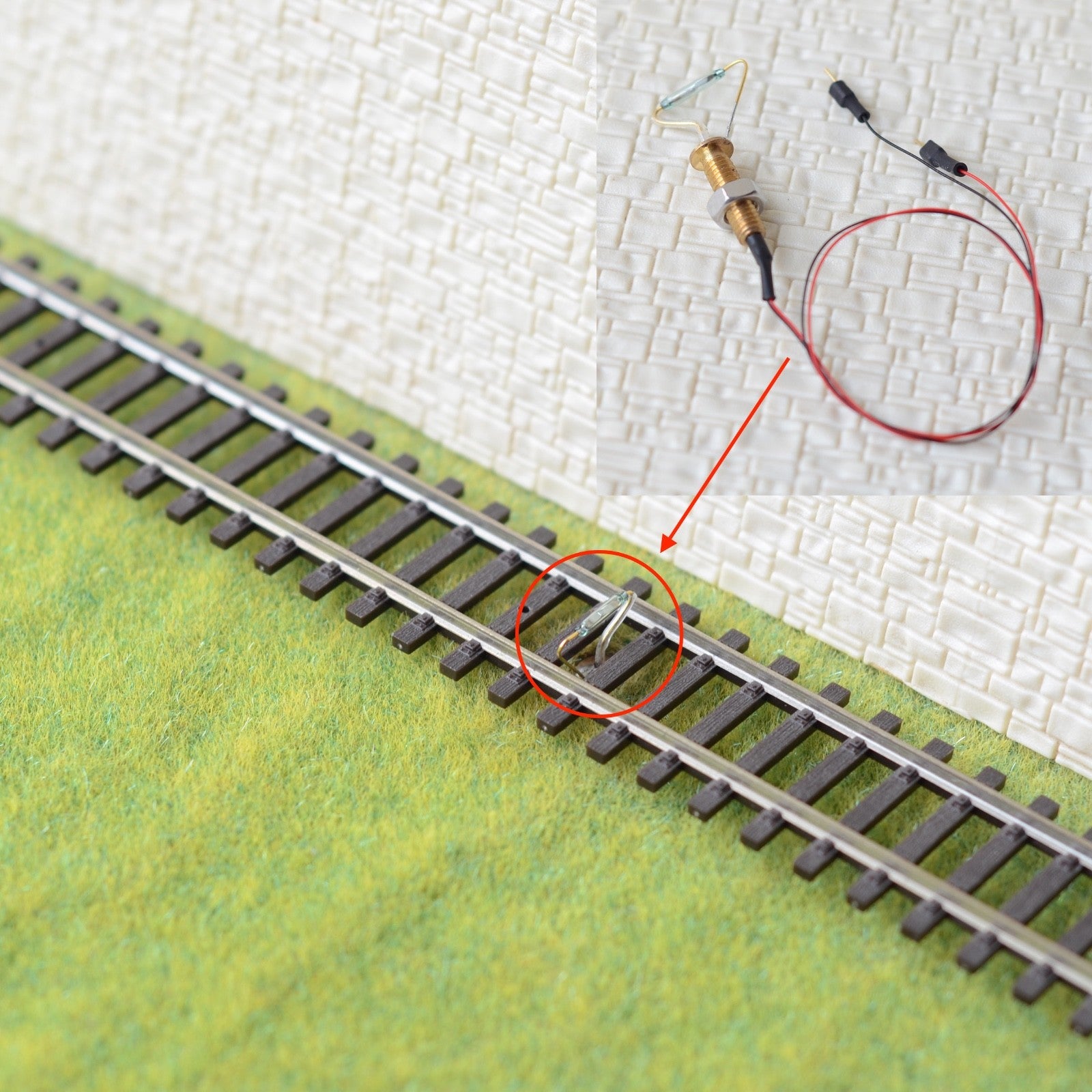 2 x HO railway crossing signals + control system by train automatically detector