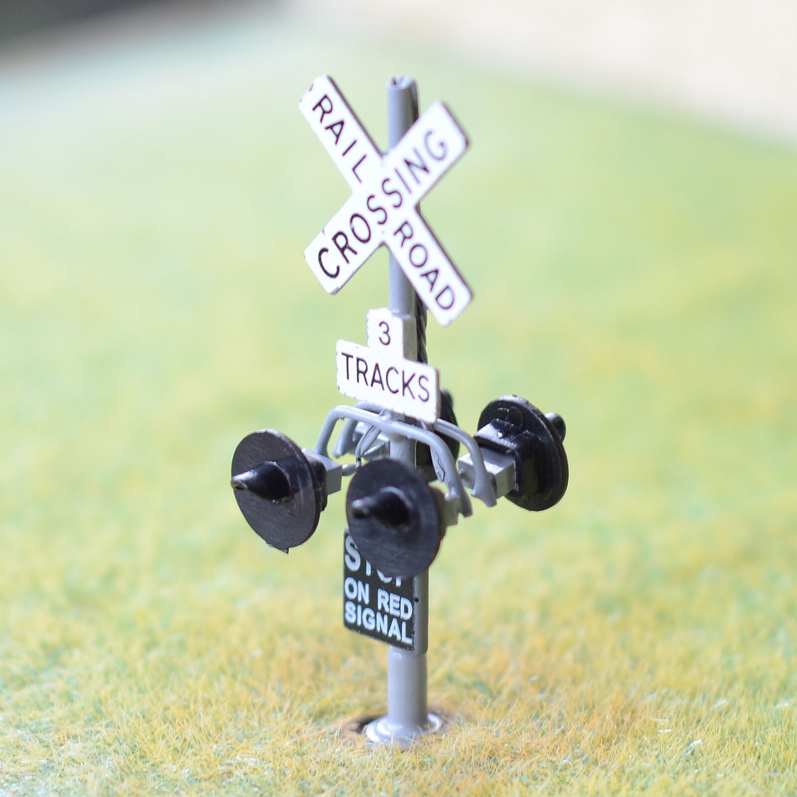 2 x HO scale 3 tracks grade crossing signals gray + 1 circuit board flasher #3G4