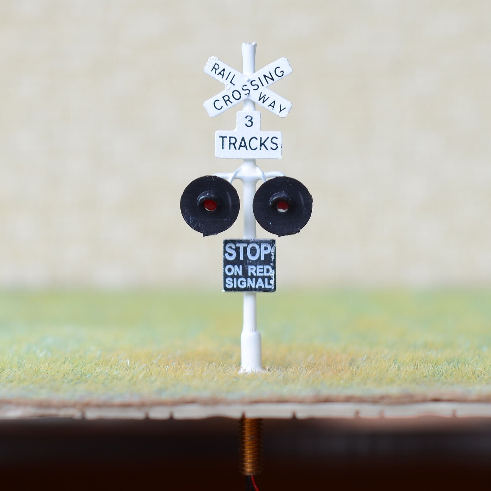 2 x HO scale railway grade crossing signal 3 track + 1 circuit board flasher 3W2