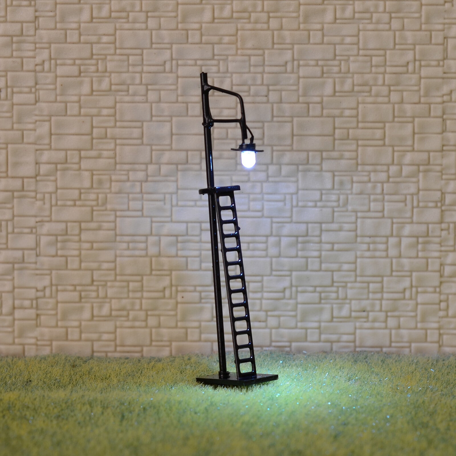 2 x N scale model yard lights lampposts LED road Lamp + free resistors #R42-8C