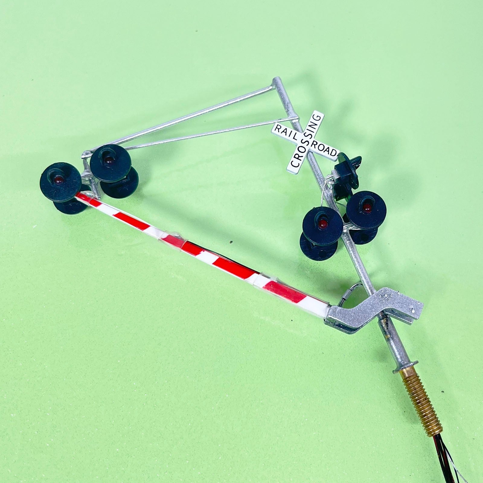 1 x HO scale cantilever grade crossing signal with light on gate assistant  #A06