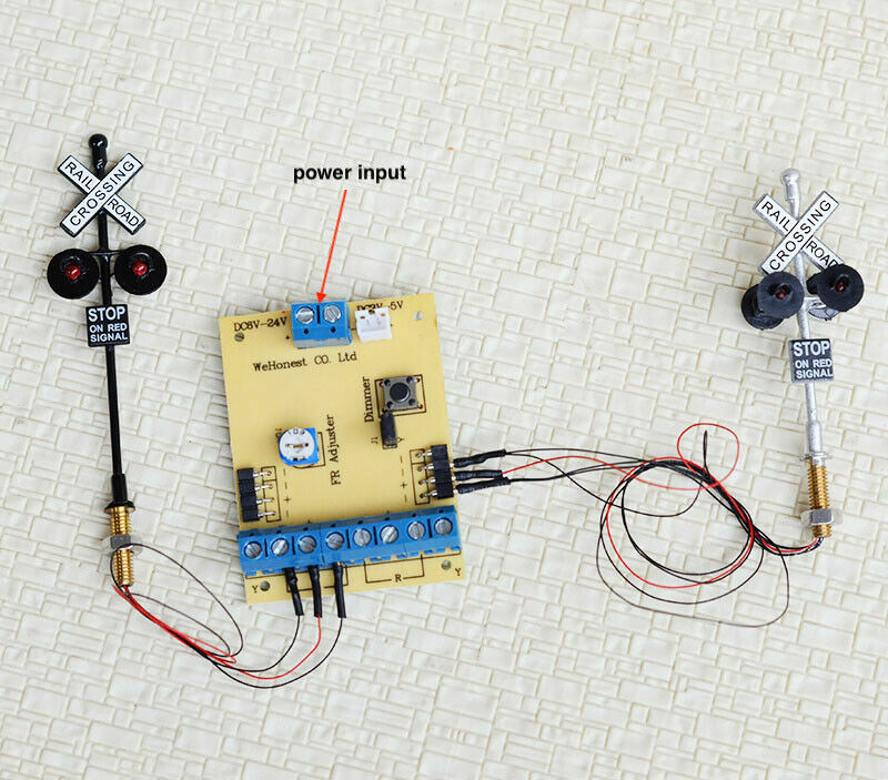 2 x HO scale railway grade crossing signal 3 track + 1 circuit board flasher 3W4
