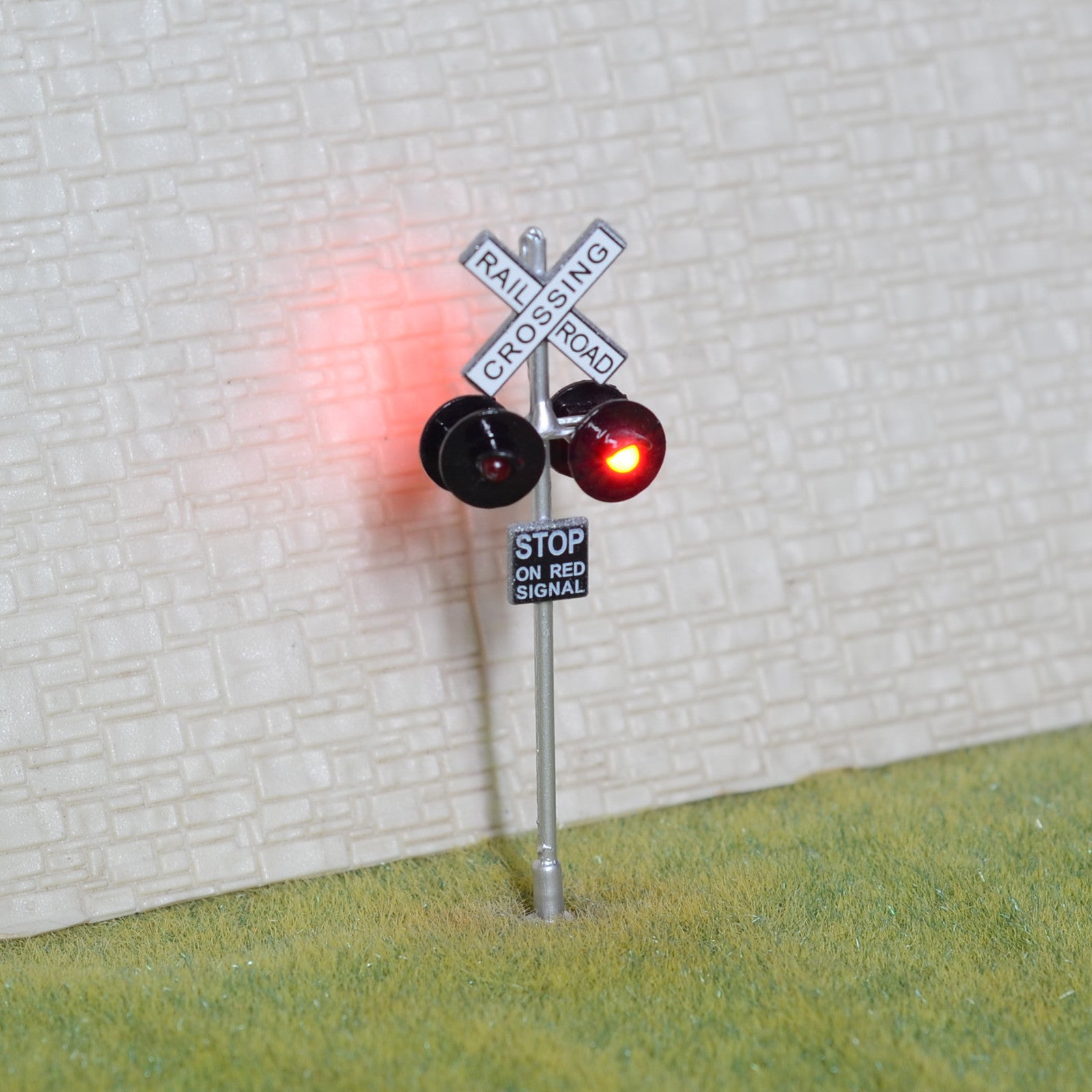 1 x OO / HO Scale railroad crossing signals LED made 4 target faces silver 