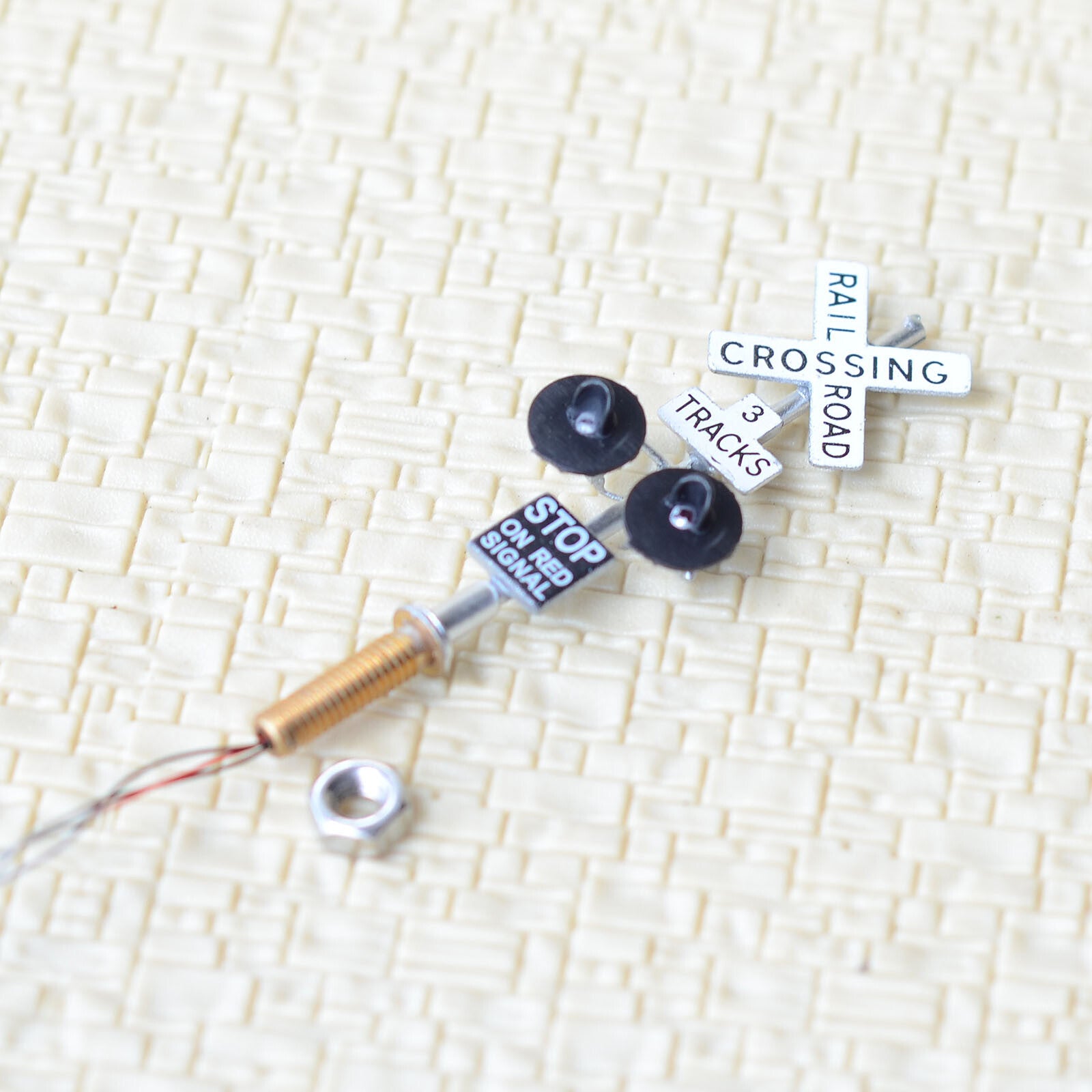 2 x HO scale 3 tracks grade crossing signals + 1 circuit board flasher #3S2
