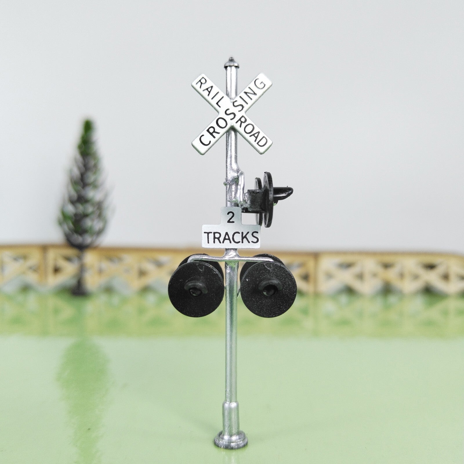 2 x HO scale railroad grade crossing signal with side assistant signal #CWS