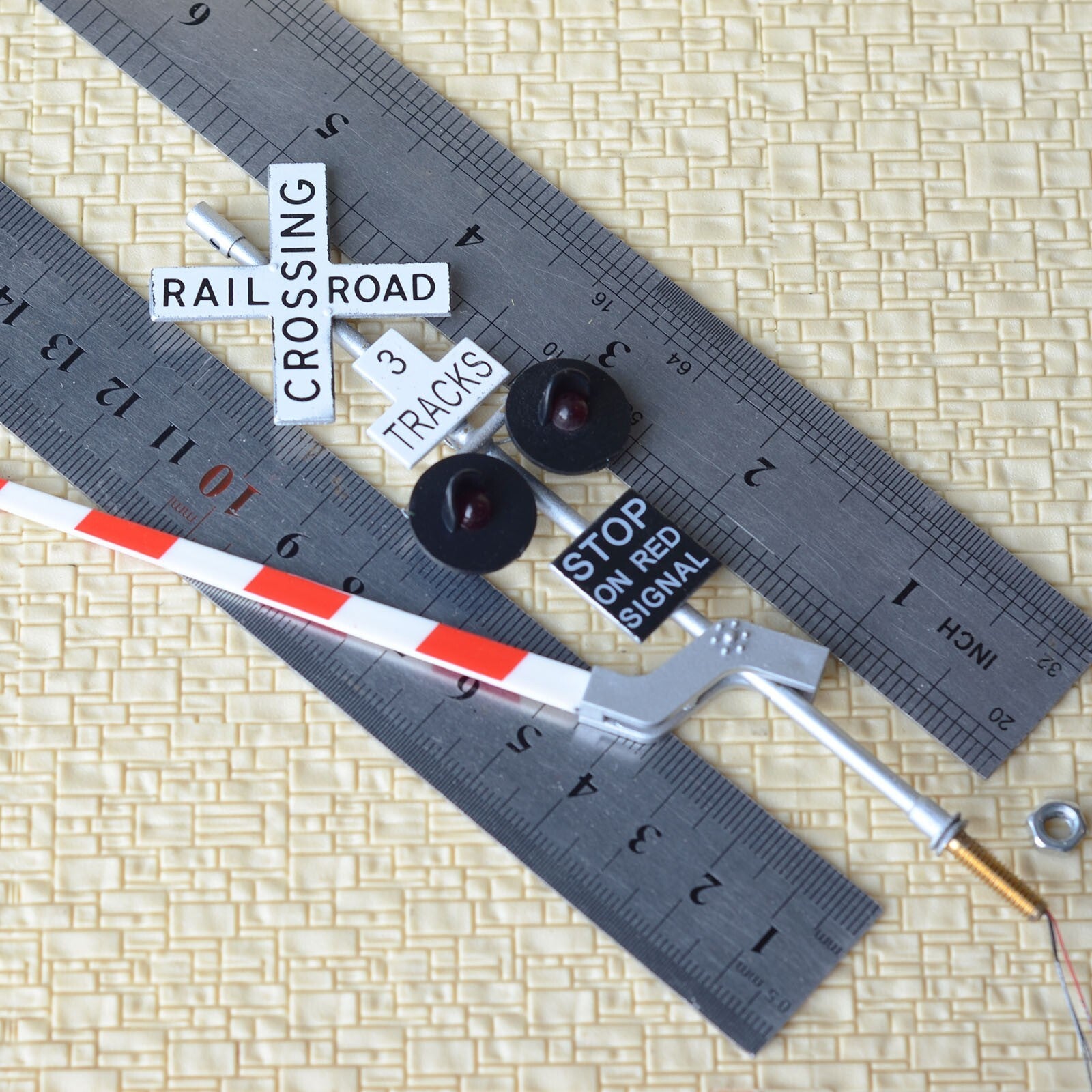 2 x O scale railroad crossing gate signal stop lever 3 tracks + flasher  #48S23G