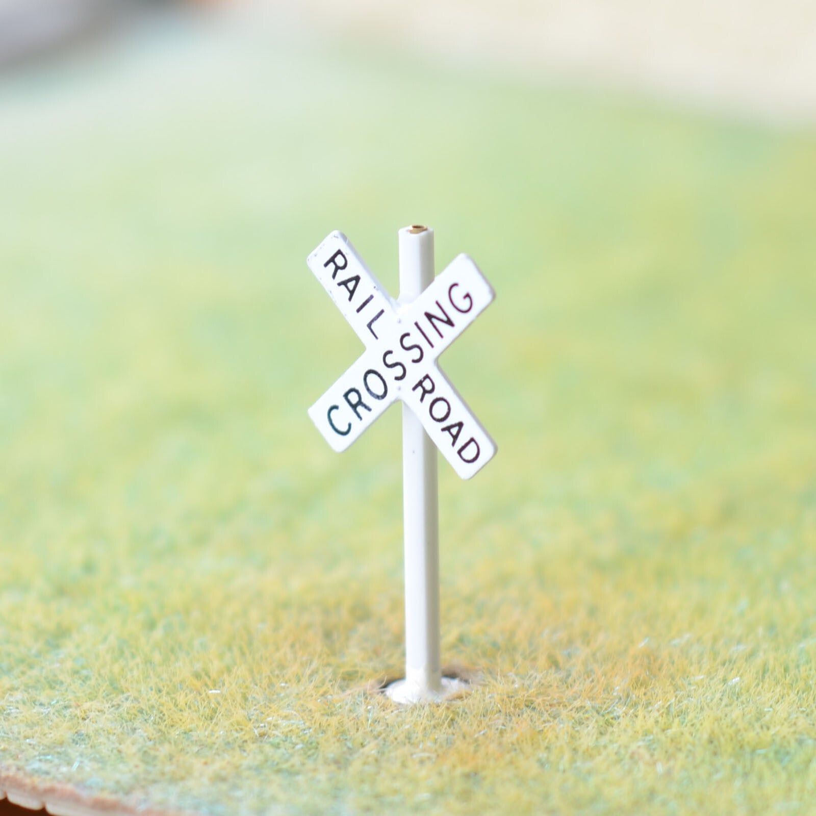 2 x HO scale railroad crossing warning sign CROSSBUCKS  multi tracks metal #X