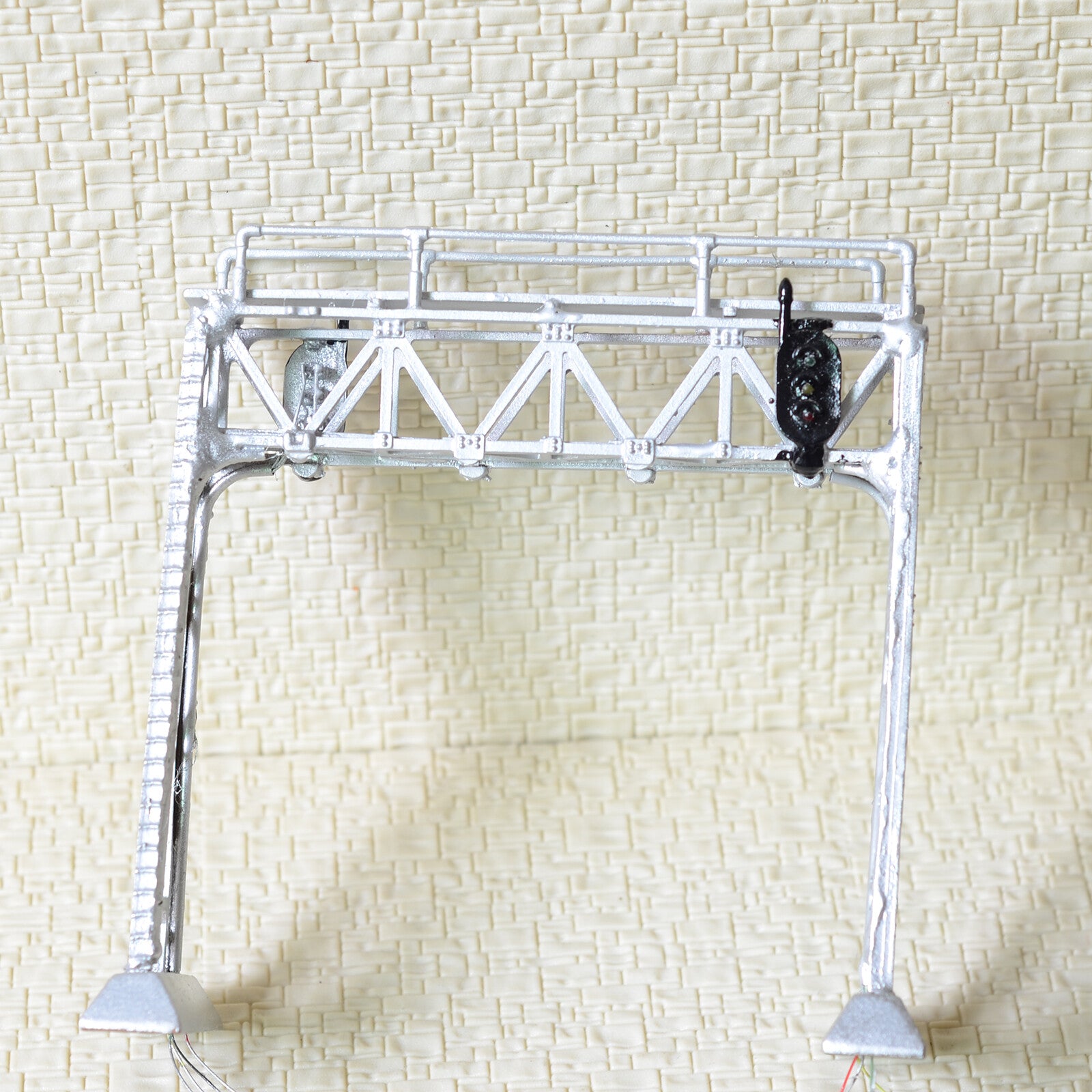 1 x HO / OO scale signal bridge LEDs 3 aspects single track right hand silver