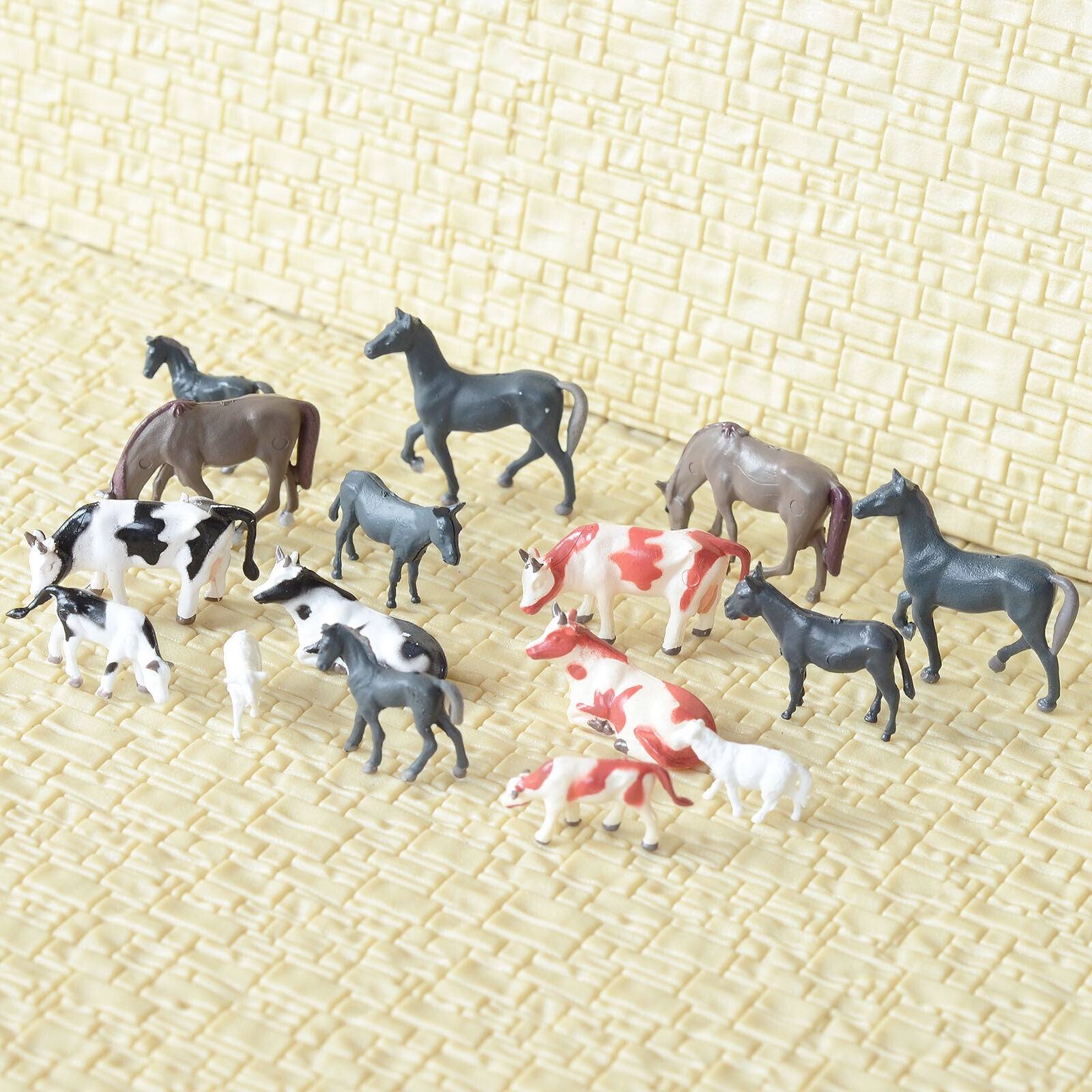 16 x HO scale model railroad scene farm animals mixed horse cow pony goat donkey