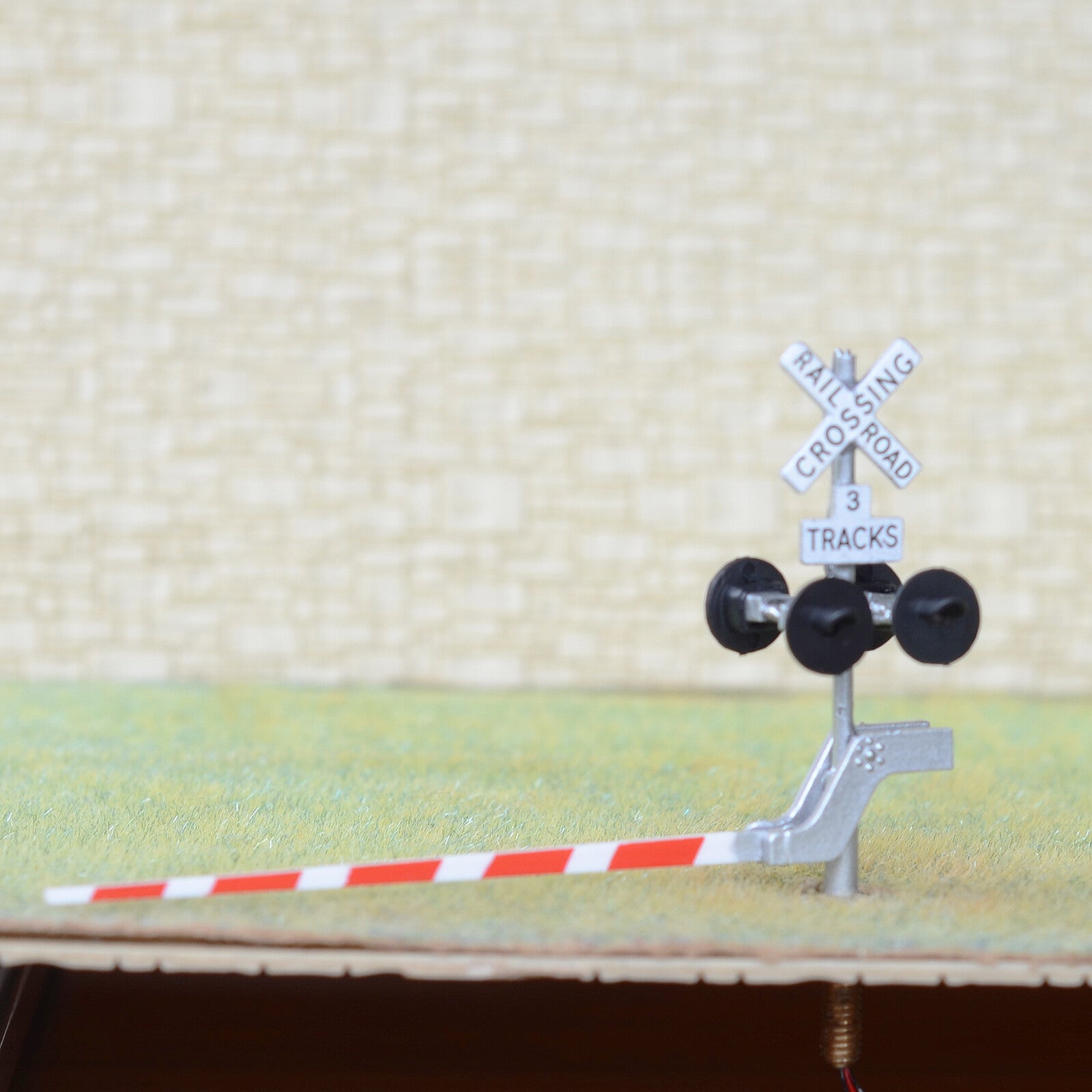 2 x HO scale model railroad crossing signal with stop lever flasher 3 tracks #34