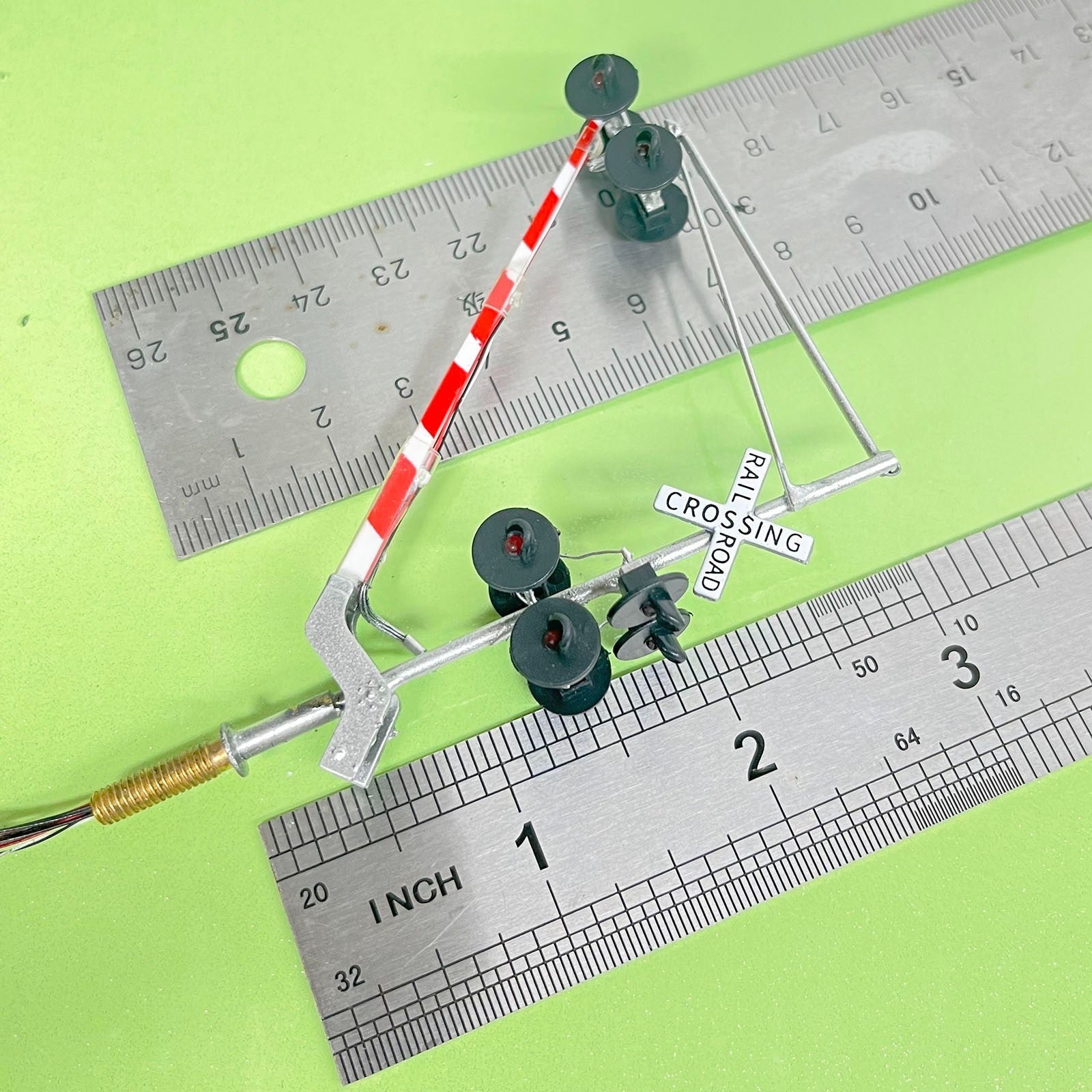 1 x HO scale cantilever grade crossing signal with light on gate assistant  #A06