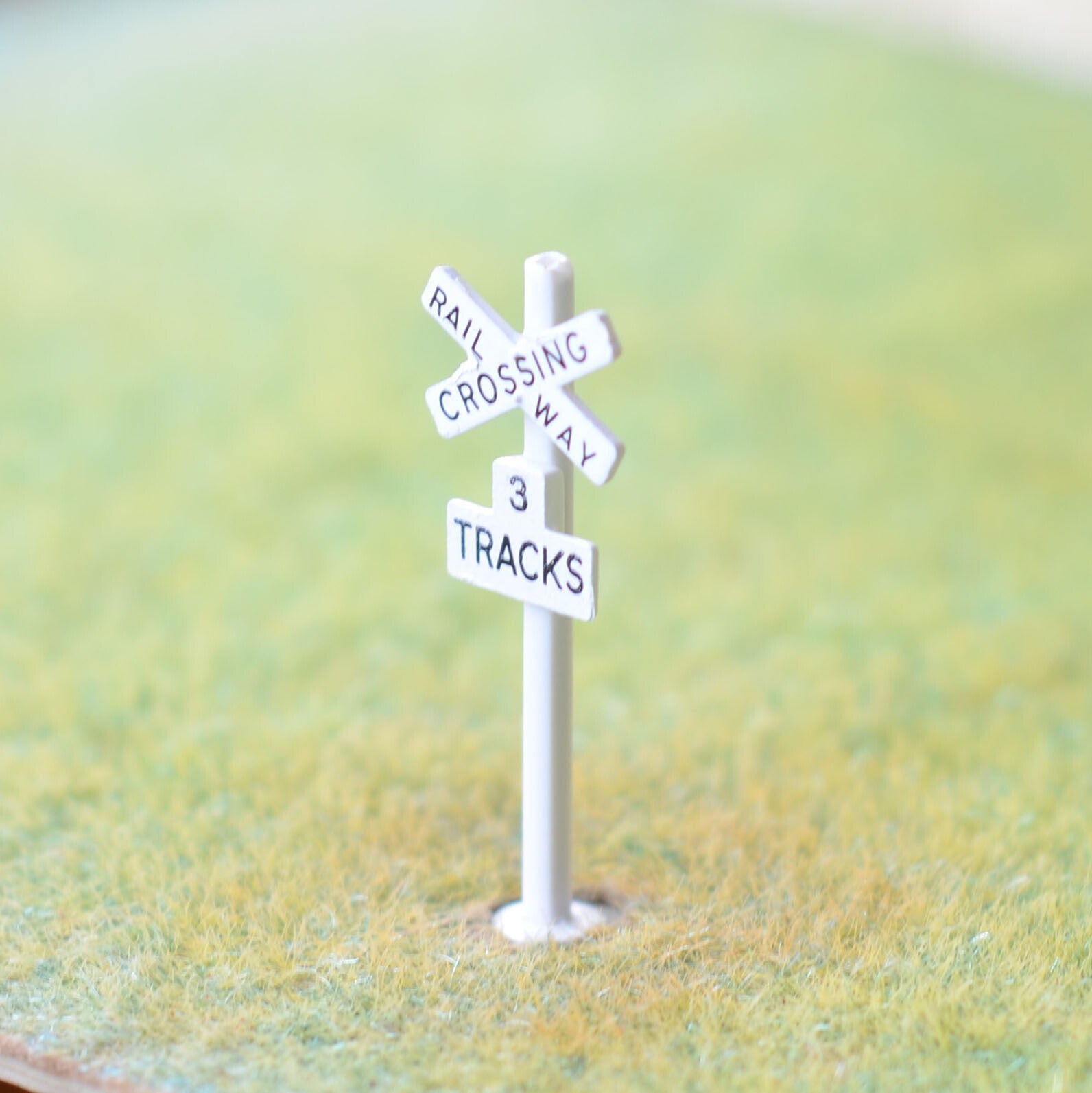 2 x HO scale railroad crossing warning sign CROSSBUCKS  3 tracks signal #3X