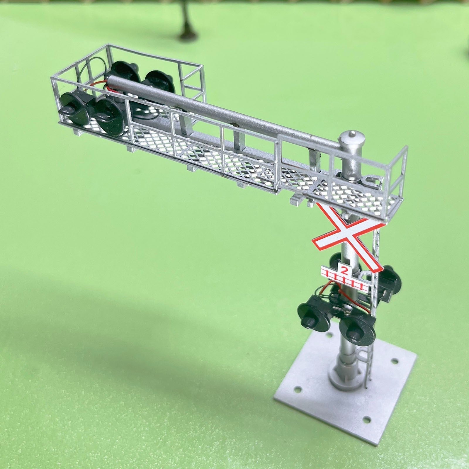 1 x HO scale model railroad Canadian cantilever grade crossing signal #C28c