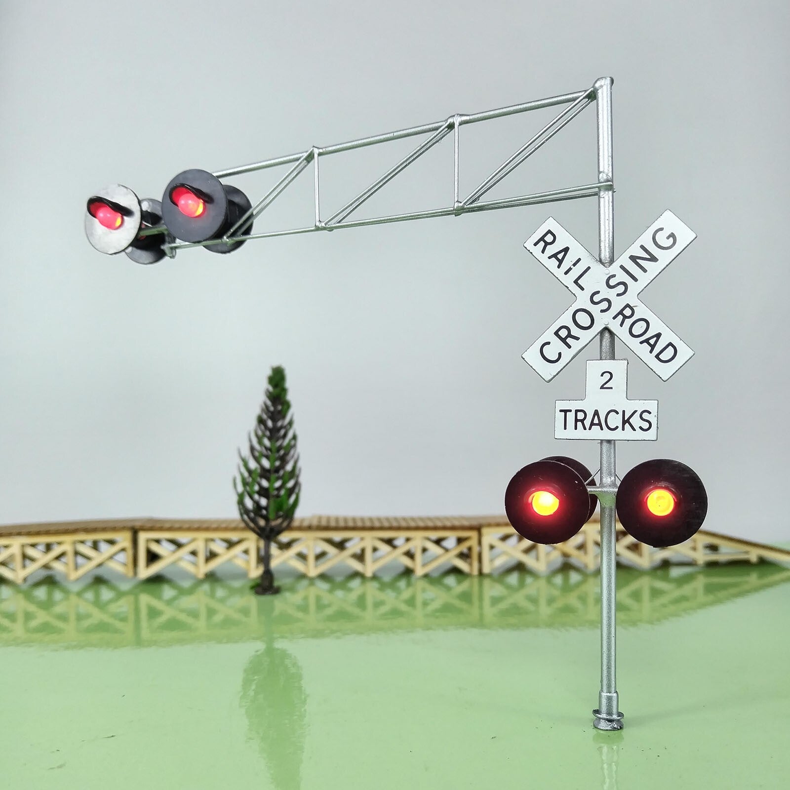 1 x O scale model cantilever grade crossing signal with gate arm barrier #C48