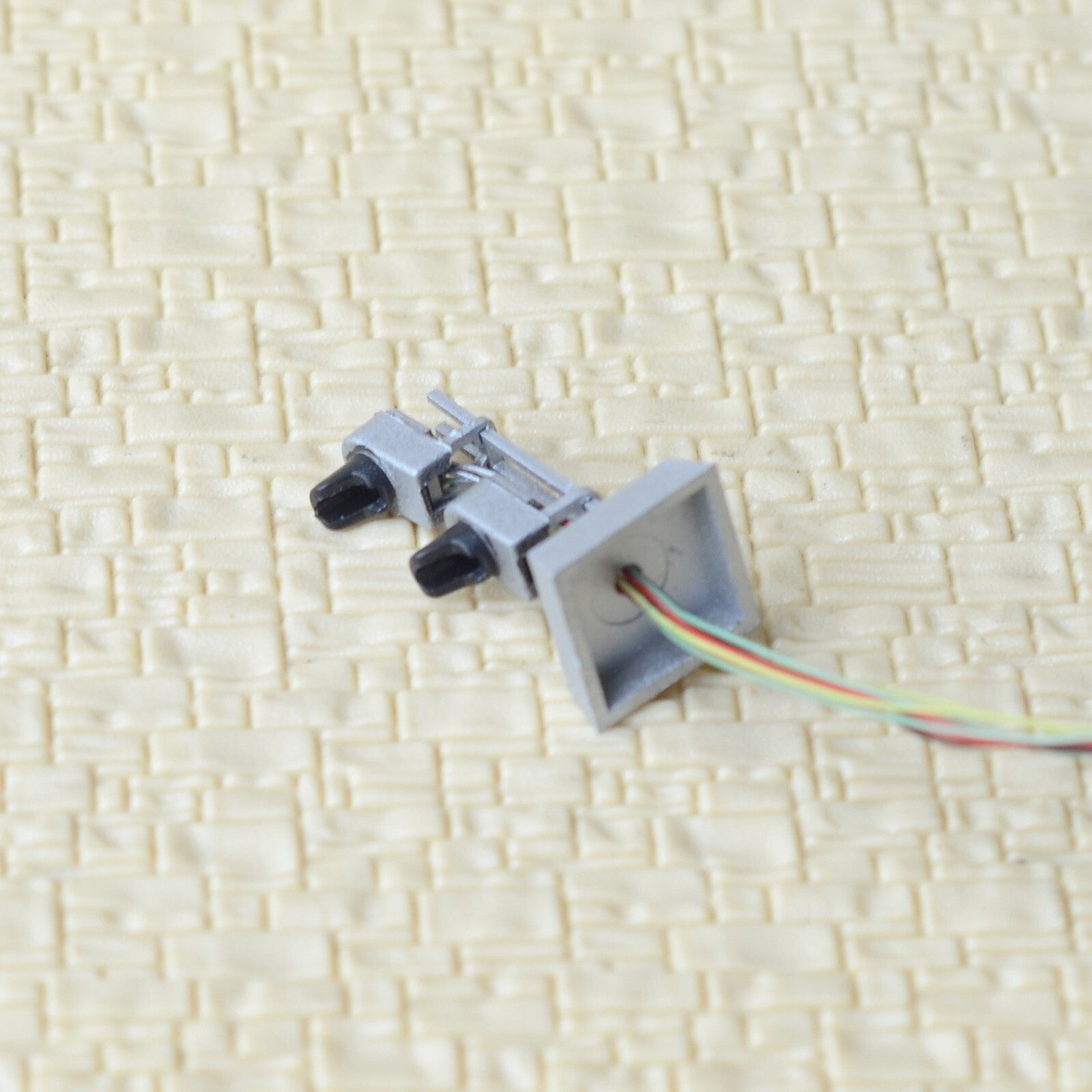 1 x HO scale dwarf searchlight signal ground 2 targets GRS SA-1 tri-colors #DS2