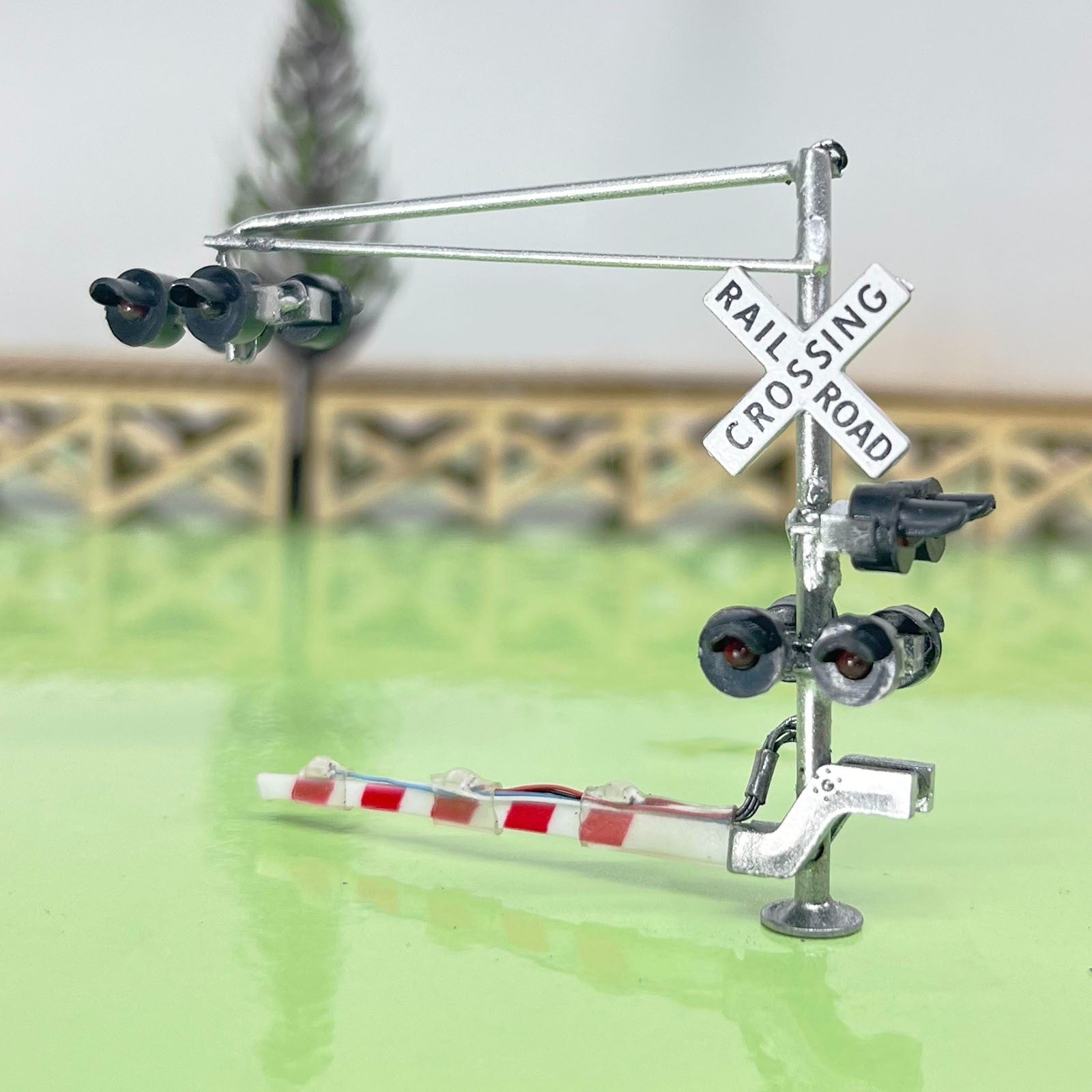 1 x N scale model cantilever grade crossing signal gate barrier light #NC06LA
