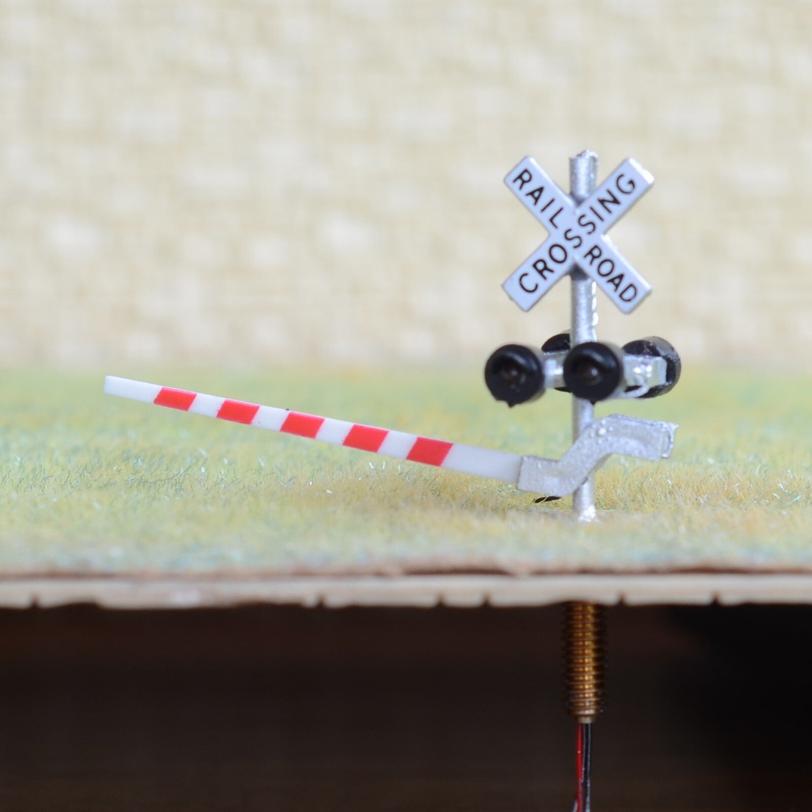 2 x N scale model grade crossing signal gate stop lever 4 heads + flasher  #NS40
