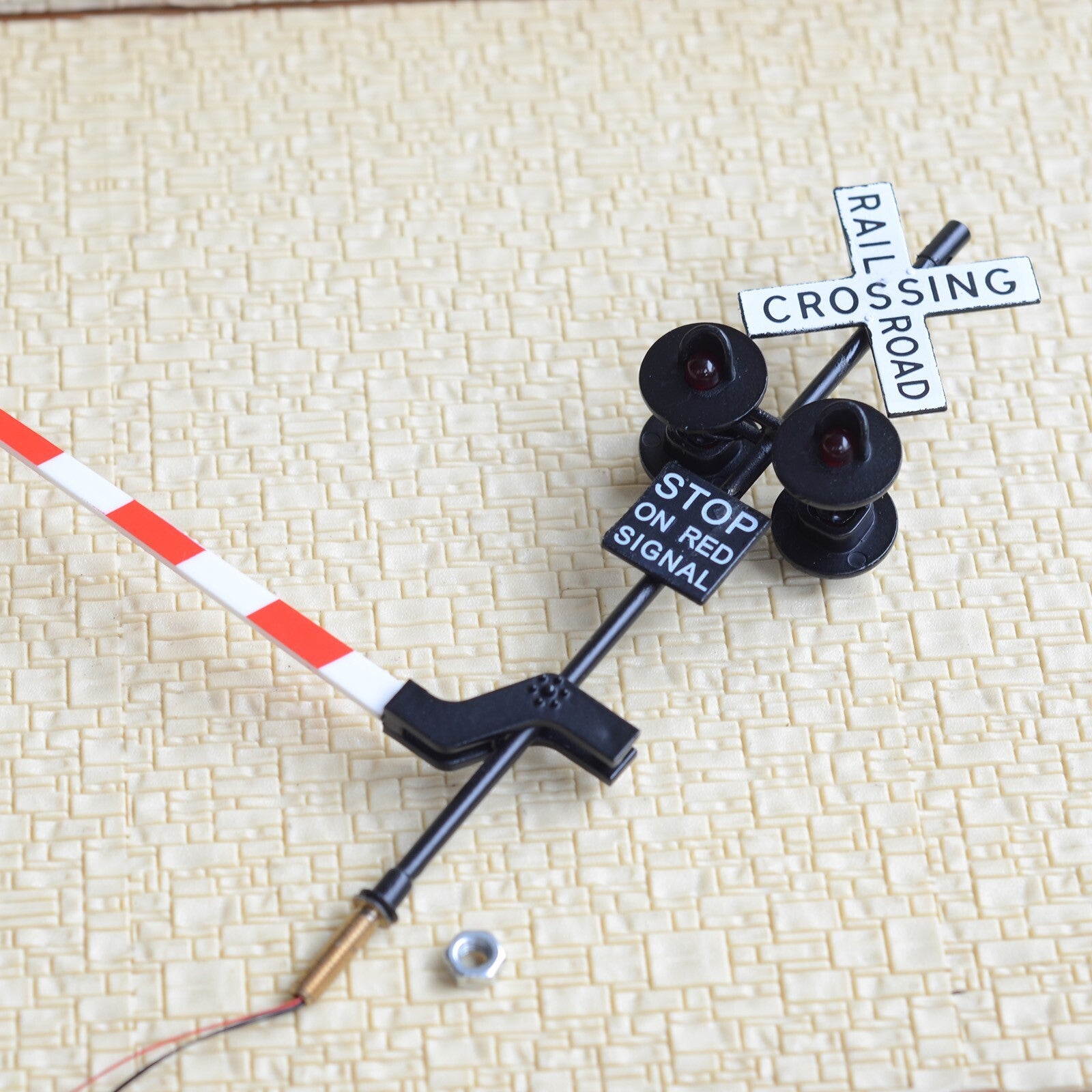 2 x O scale railroad grade crossing signal gate stop lever arm + flasher  #48B40