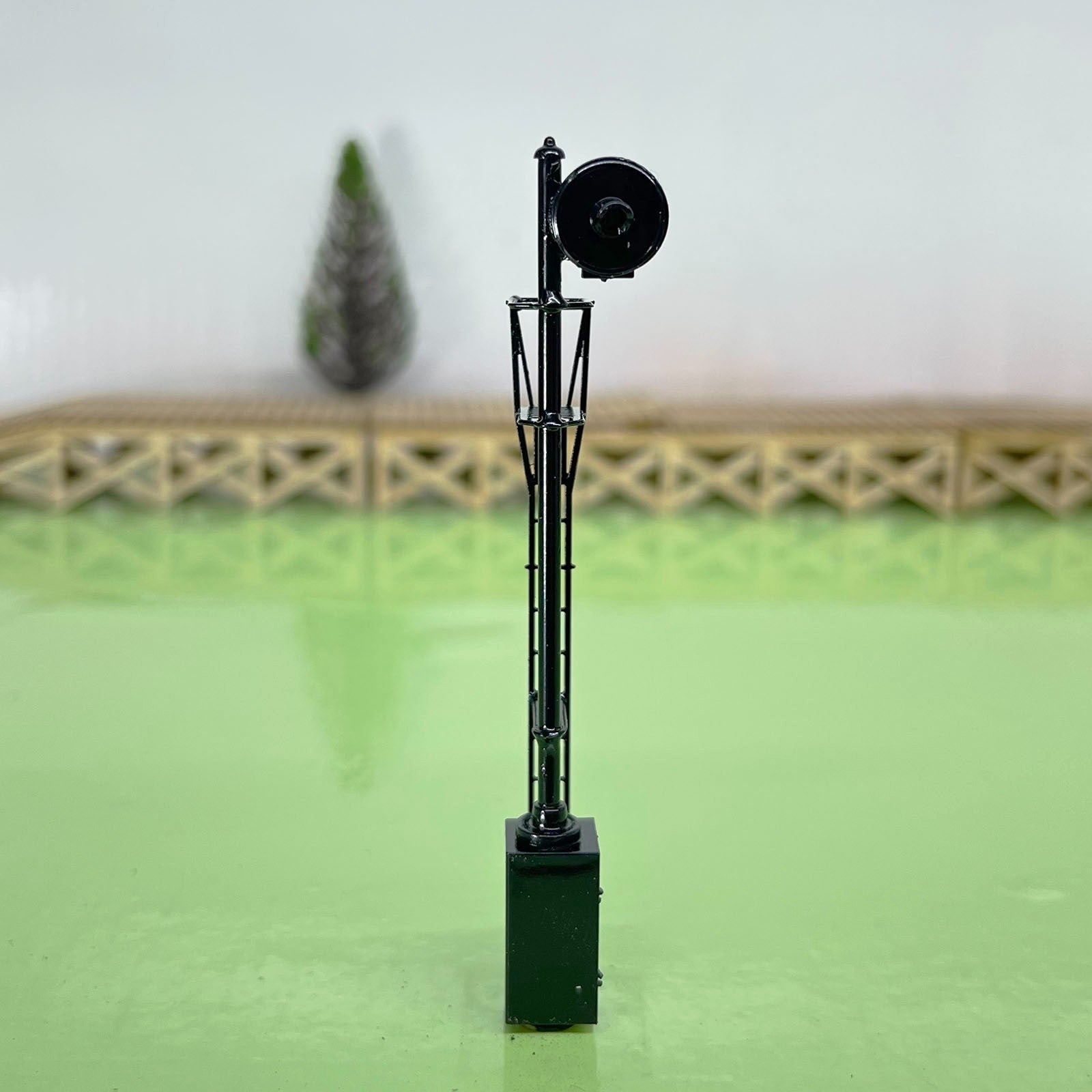 1 x HO scale model railroad tri-color searchlight signal metal cabinet #06BL