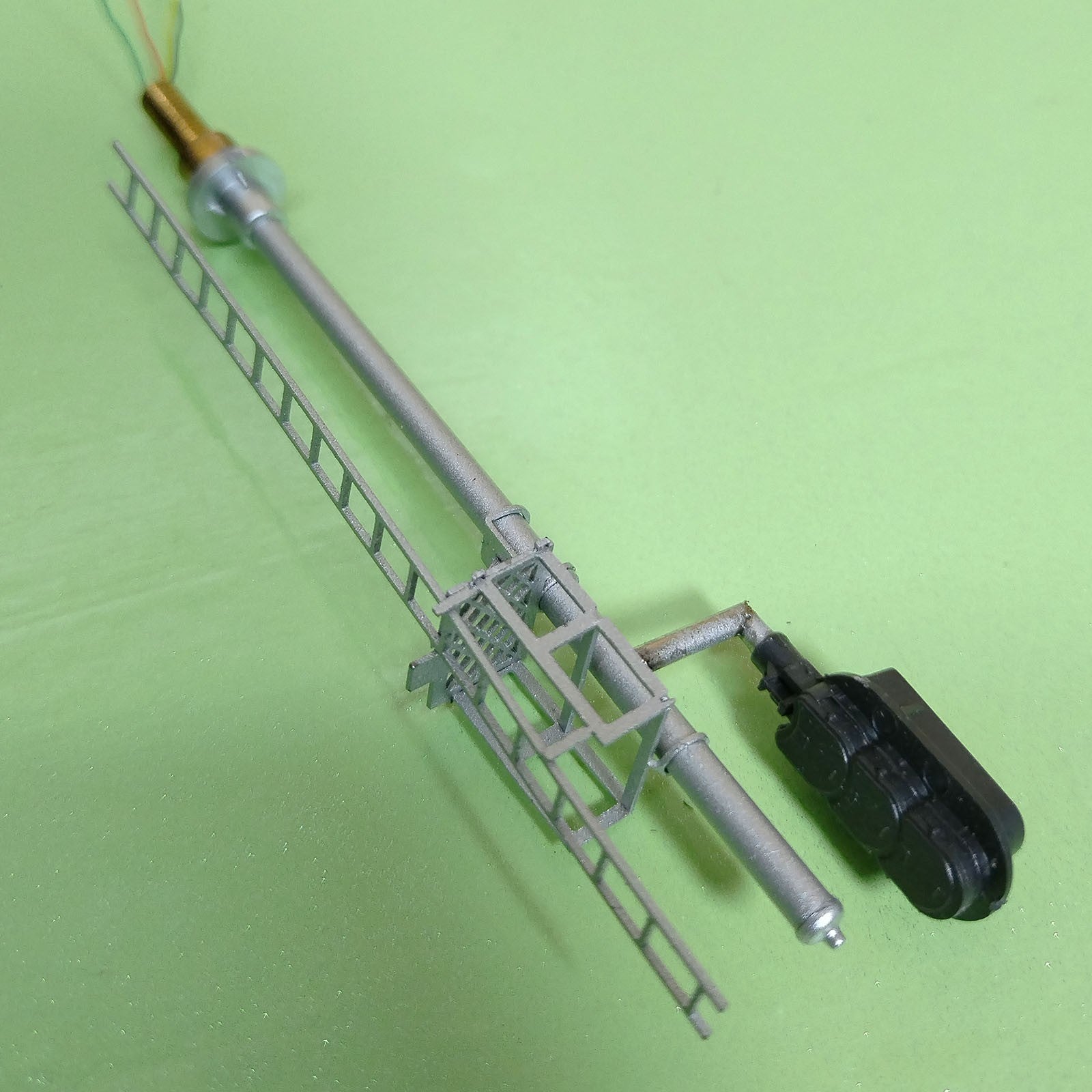 1 x HO scale 2 colors light Darth Vader style block signal ladder on back #F0B